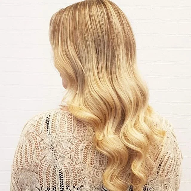 Great hair doesn't stay home on a Saturday 🥂
.
.
We are crushing on this gorgeous honey blonde and glam waves created by @jannelle_urbanfoxhair and channeling some serious hollywood glamour .
.
Get your weekend glam on, blowdry appointments available today 🙌
#UrbanFoxHair