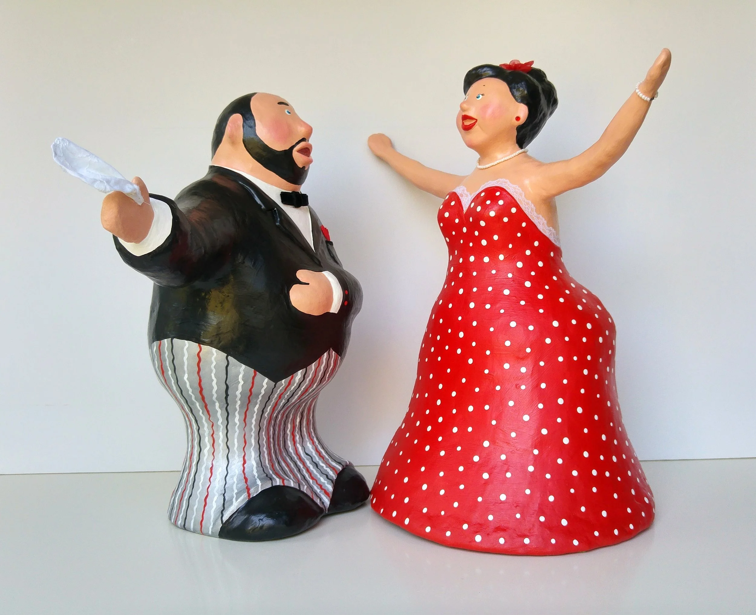 זמר וזמרת באדום ושחור.jpg