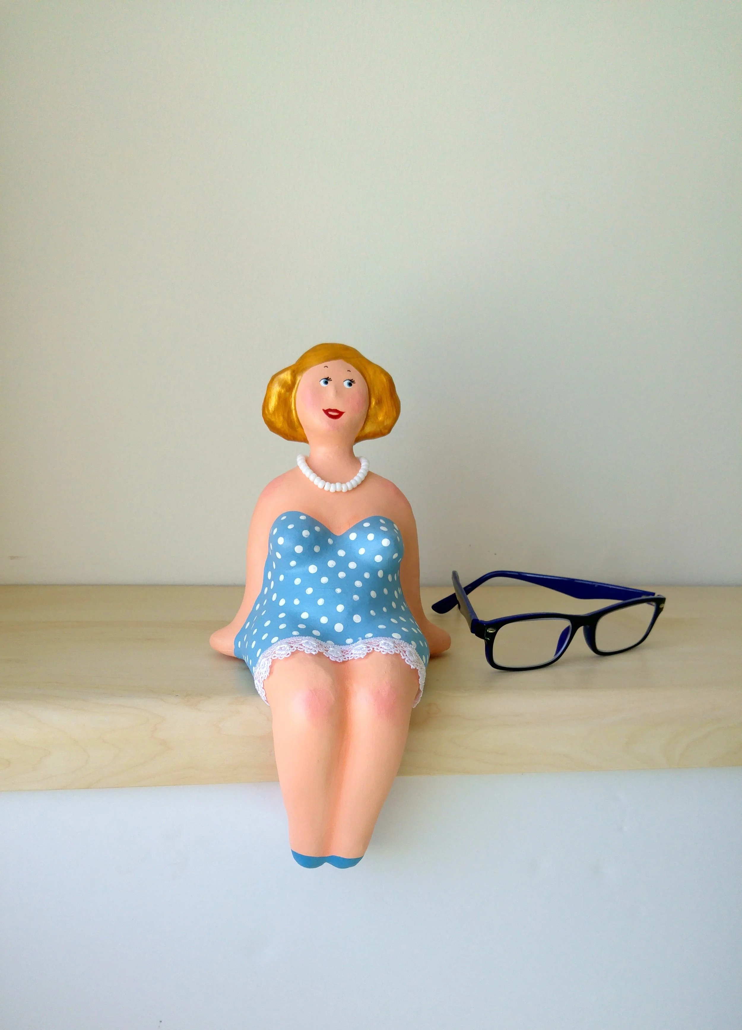 בובה יושבת תכלת 3.jpg