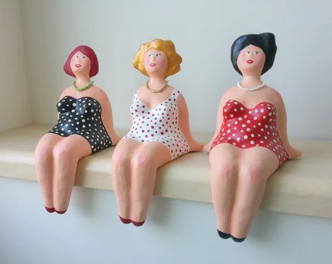 3 בובות יושבות ערוך בפיקסה.jpg