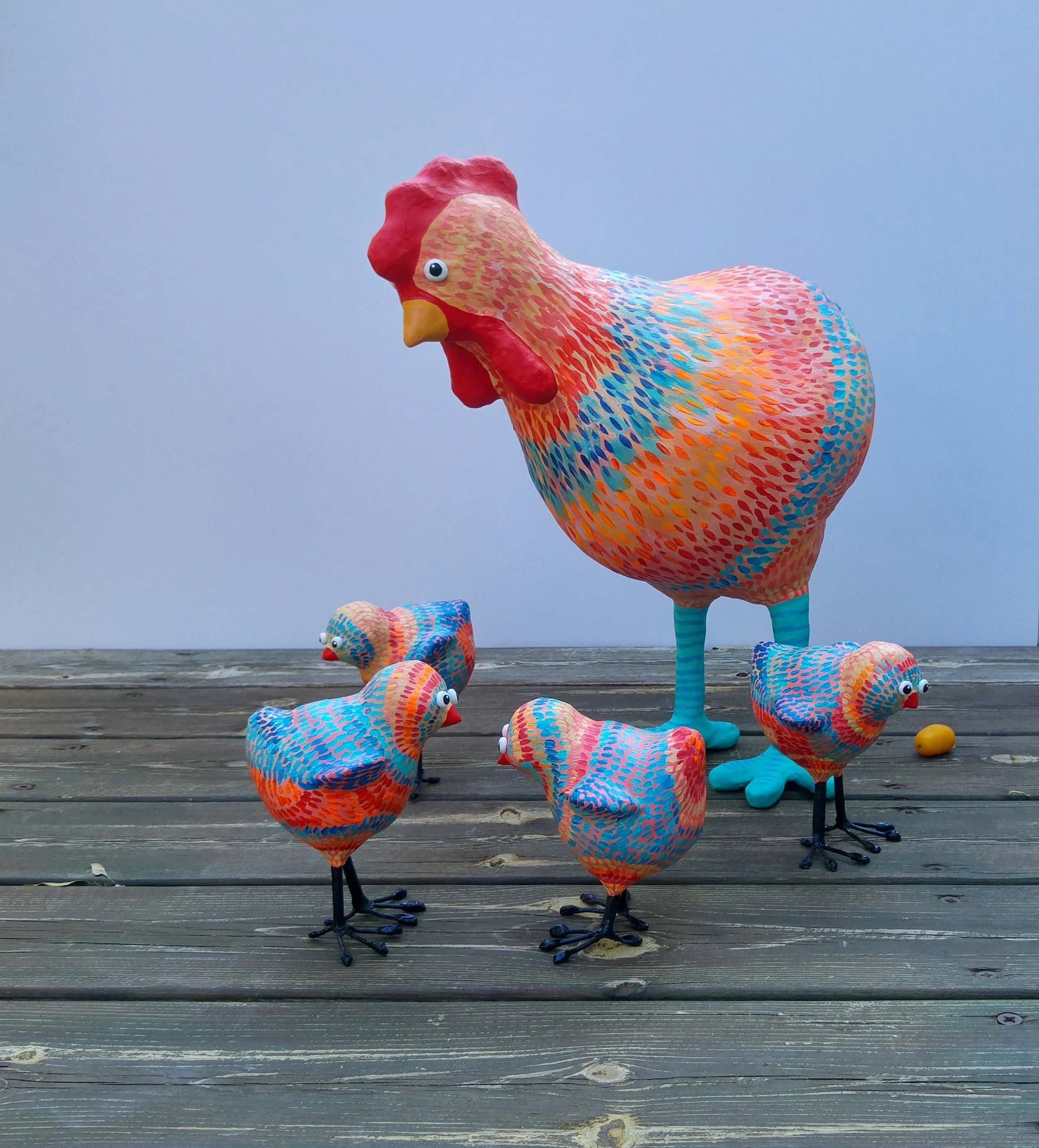 תרנגולת צבעונית ואפרוחים (2).jpg