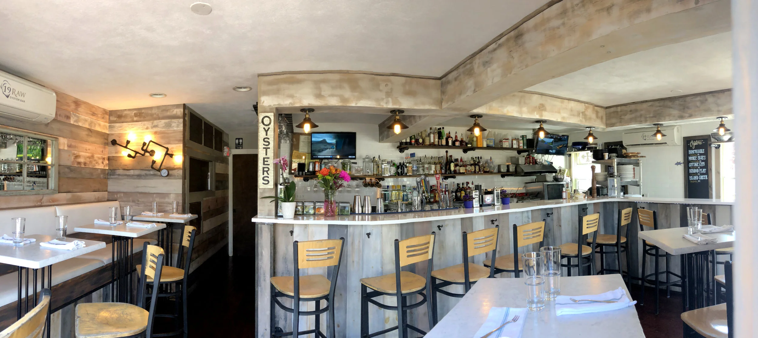19-Raw-Oyster-Bar-Marthas-Vineyard.jpg