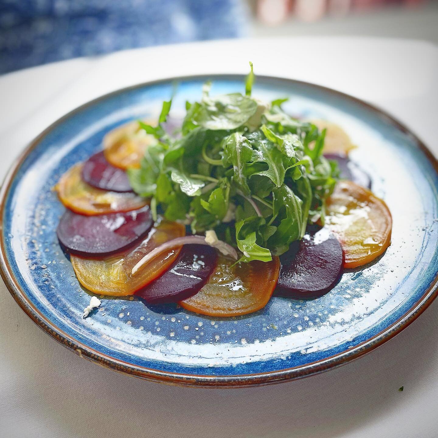 RED beet, WHITE beet, on a BLUE plate 🇺🇸 Happy 4th of July, everybody! 🇺🇸Be safe, be kind, and come join us for lunch or dinner! #4thFood
.
.
.
#beetsalad #colorfulfood #foodart #outtolunch #diningoutmv #eatingoutMV #MVeats #edgartown #edgartowne