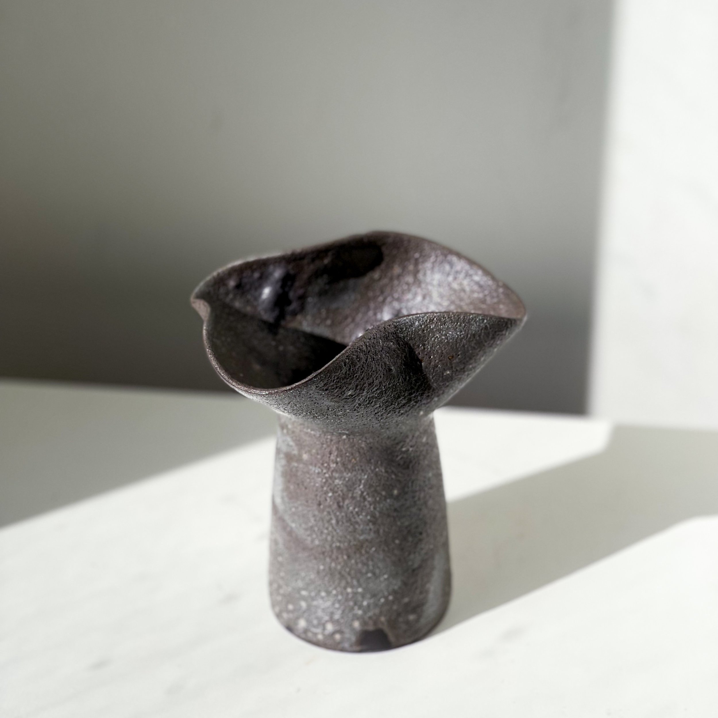 Vase_Wavy_Dark2.jpg