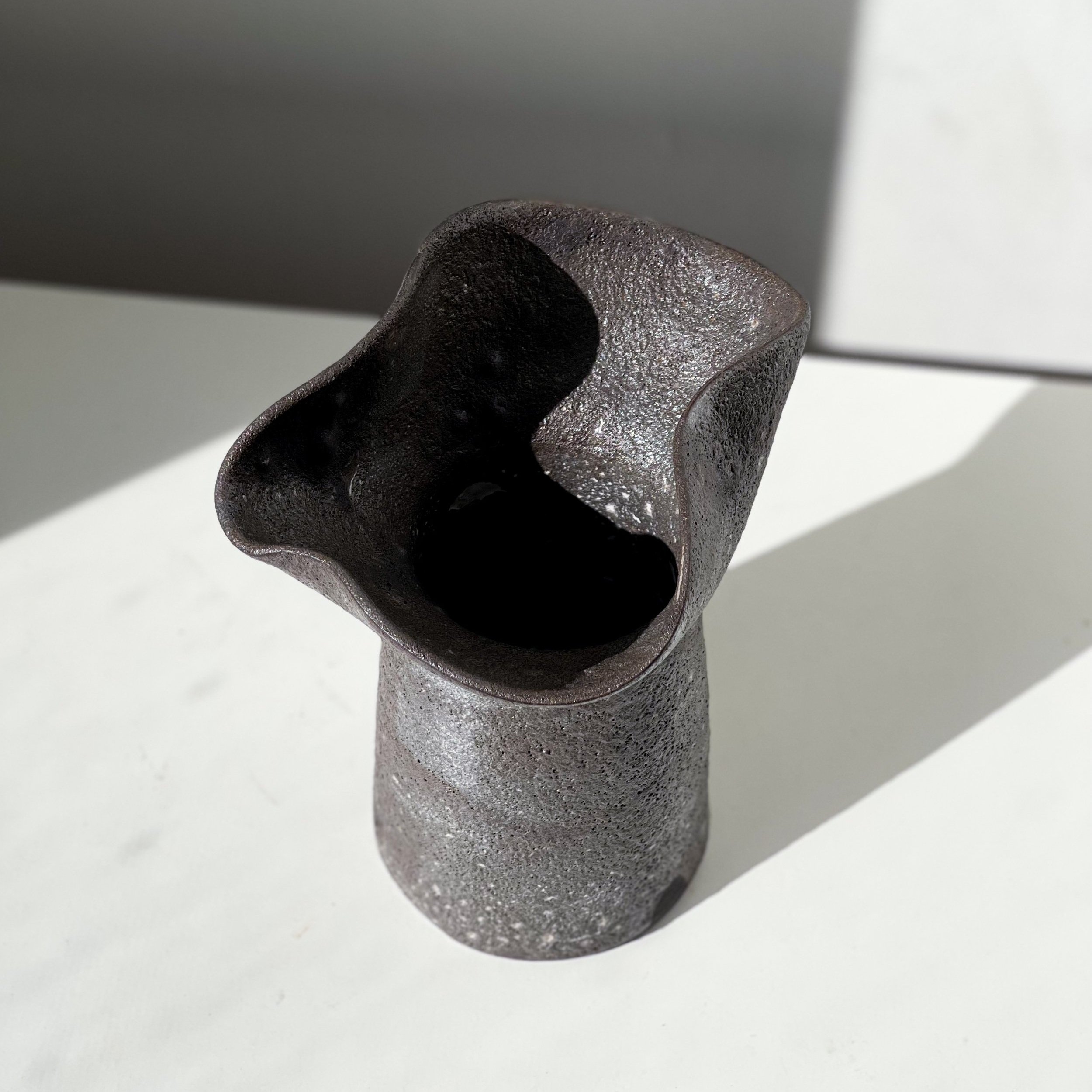 Vase_Wavy_Dark.jpg