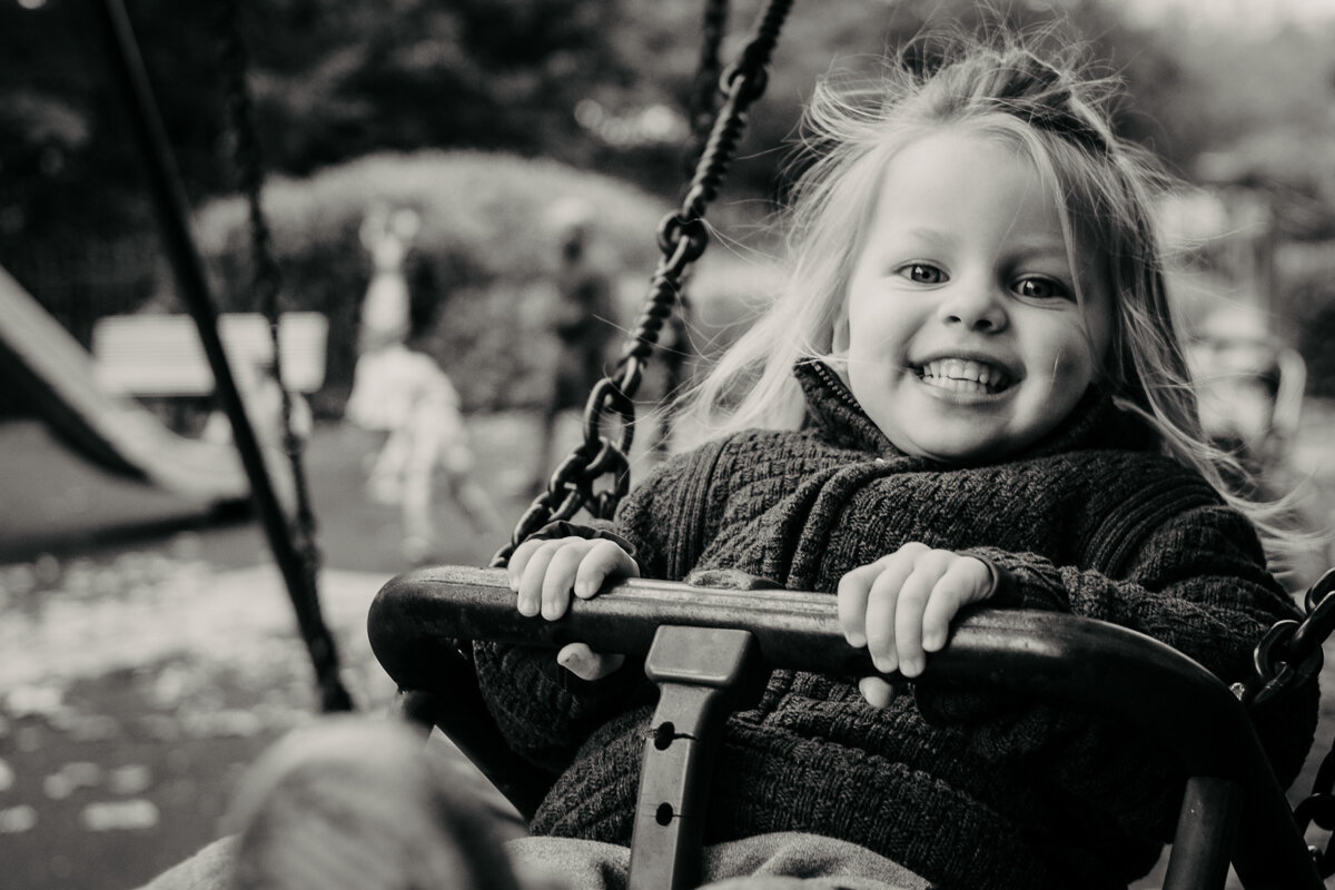 outdoor-family-photographer-sidcup-london-girl-playing-in-park-rosie-marks-photography-02