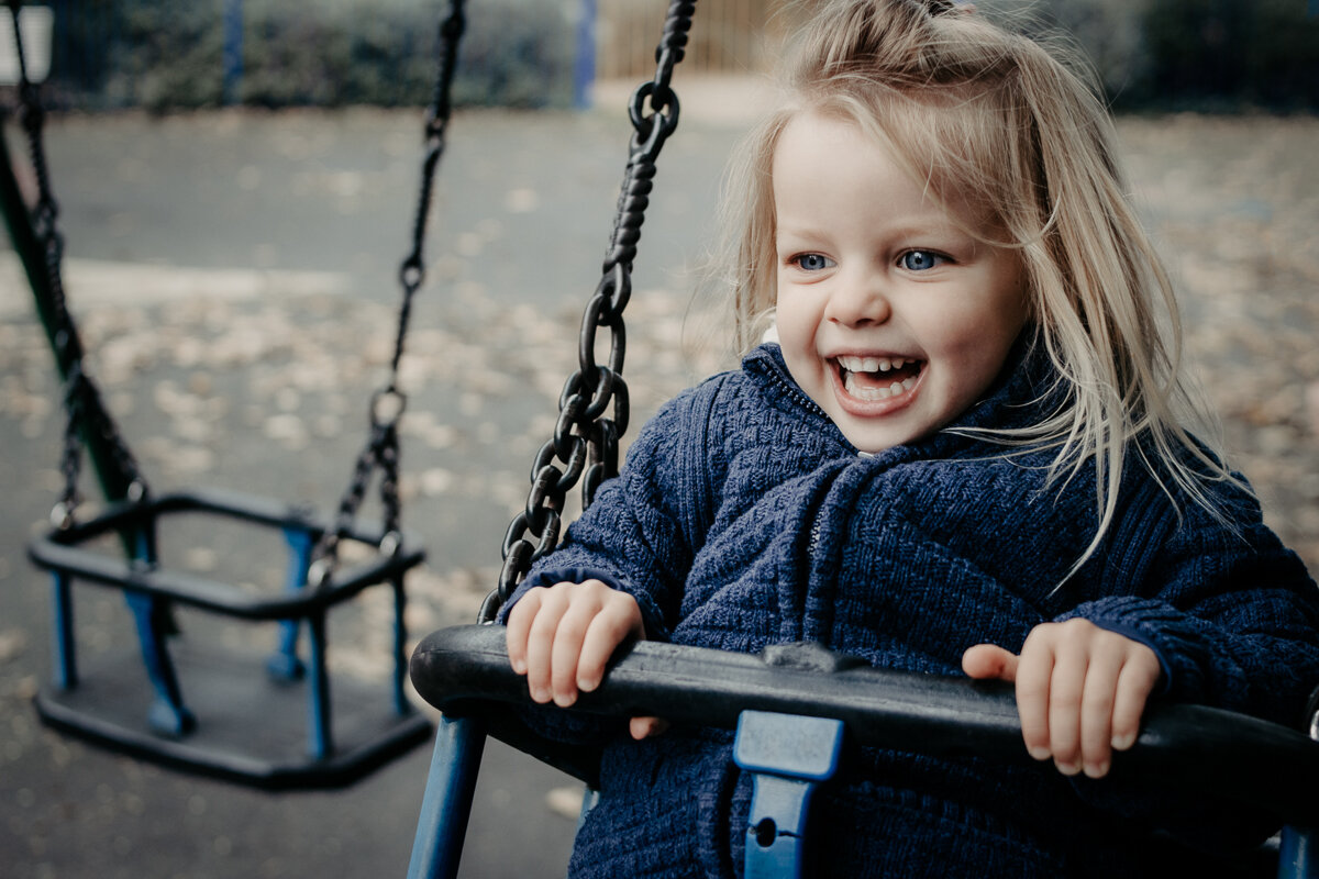 outdoor-family-photographer-sidcup-london-girl-playing-in-park-rosie-marks-photography-01