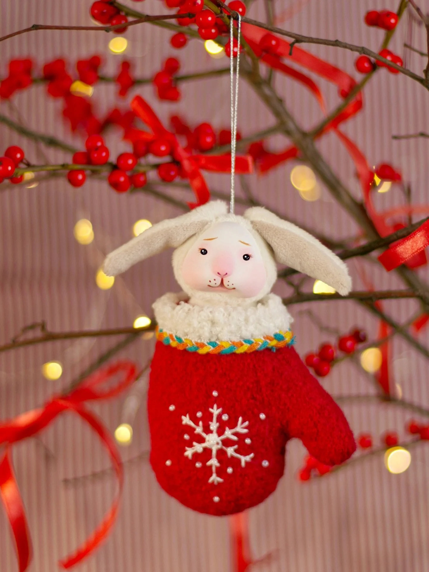 I just listed new ornaments for Christmas in my shop! ✨ The last year&rsquo;s designs are also available. And I&rsquo;m finally shipping to the US again 🥳 Good times all around!