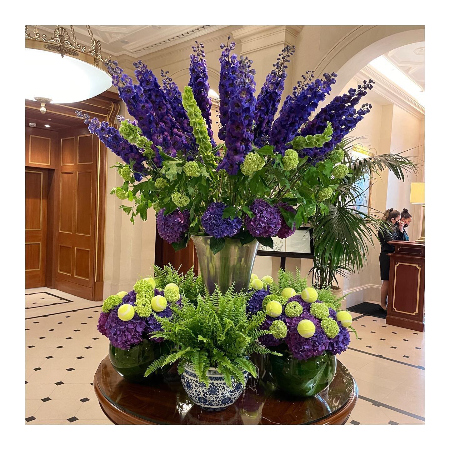 Wimbledon Vibes, a throwback to last year || #lobbyflowers #hotelflorist #fivestarhotel #thelanesborough #londonflorist #belgraviaflorist #mayfairflorist #delphinium #wimbledon2023