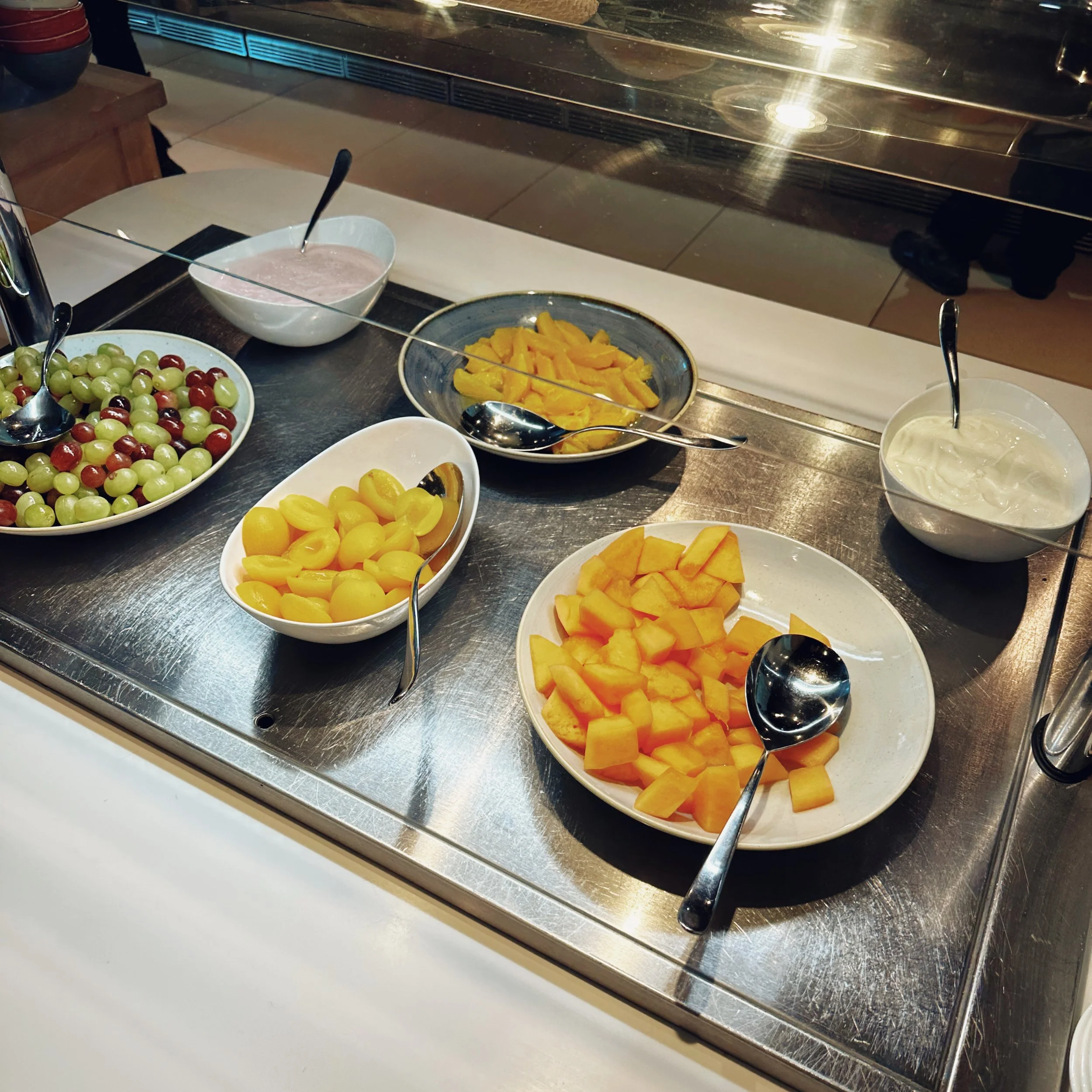 Food & Drinks at the British Airways Club Lounge at Gatwick
