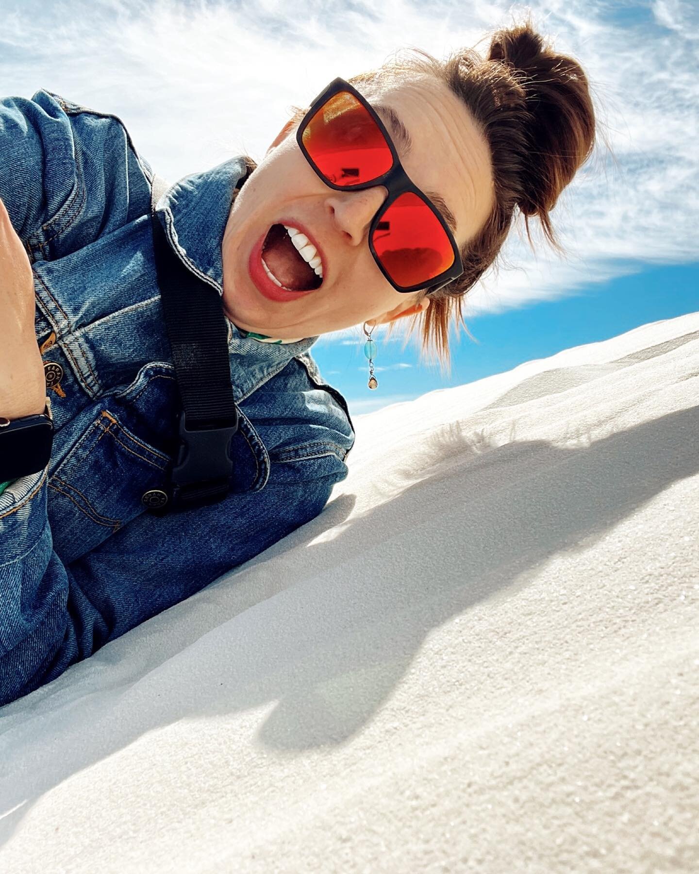 You know that feeling when you're standing in a place and it takes your breath away? 
.
.
.
💯 That's what visiting White Sands National Park in New Mexico is like!
.
🌞 From the rolling, snow-white dunes to the majestic night skies, this place has s