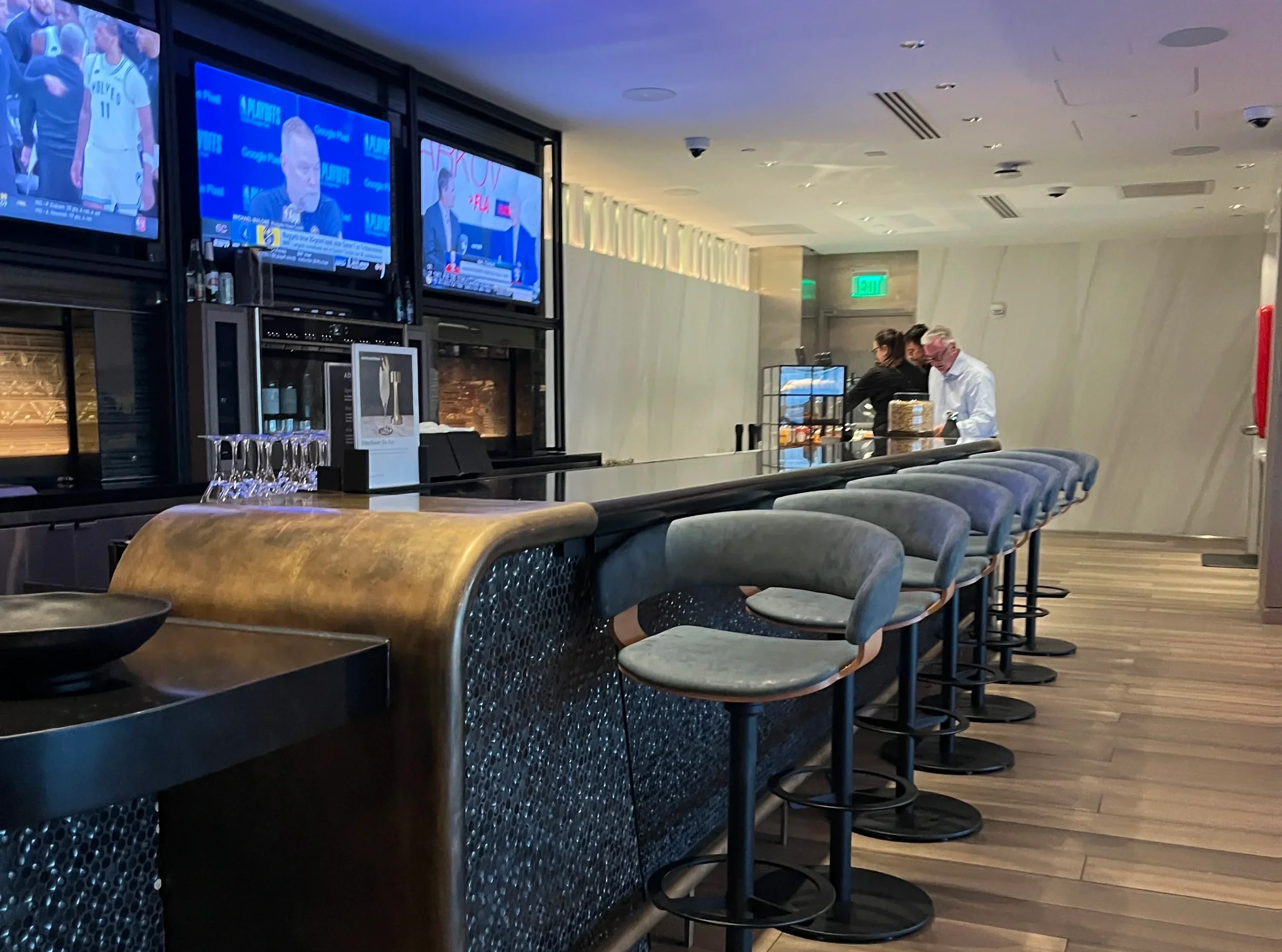 Best Amex Platinum Alternatives 2026 (Cheaper Lounge &amp; Hotel Status Wins)