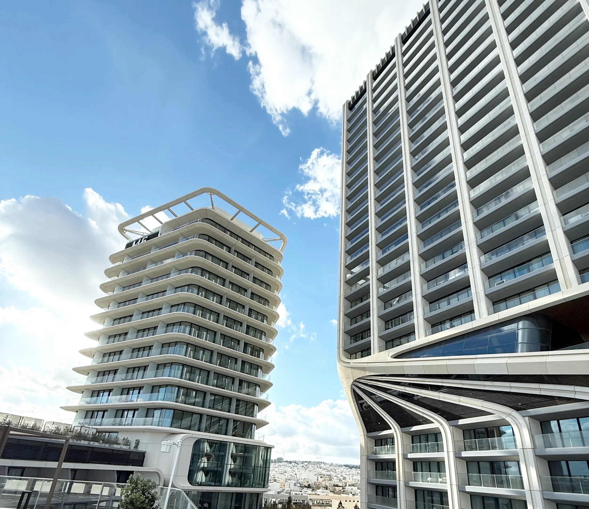 Best Chase Sapphire Preferred Alternatives 2026 (Higher Value, Lower Fees)