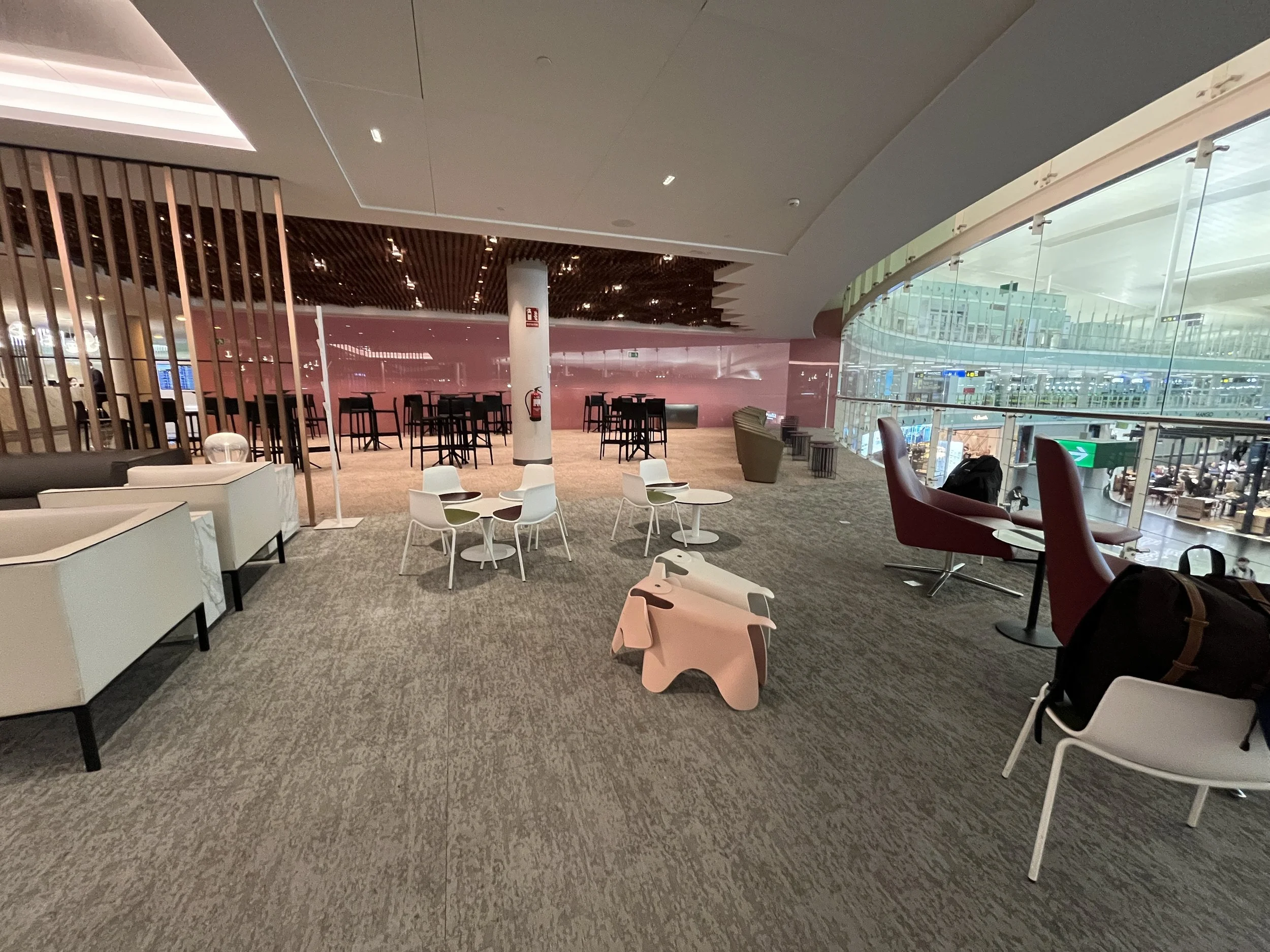 Business class lounge on points redemption thanks to best travel credit cards 2026 strategies