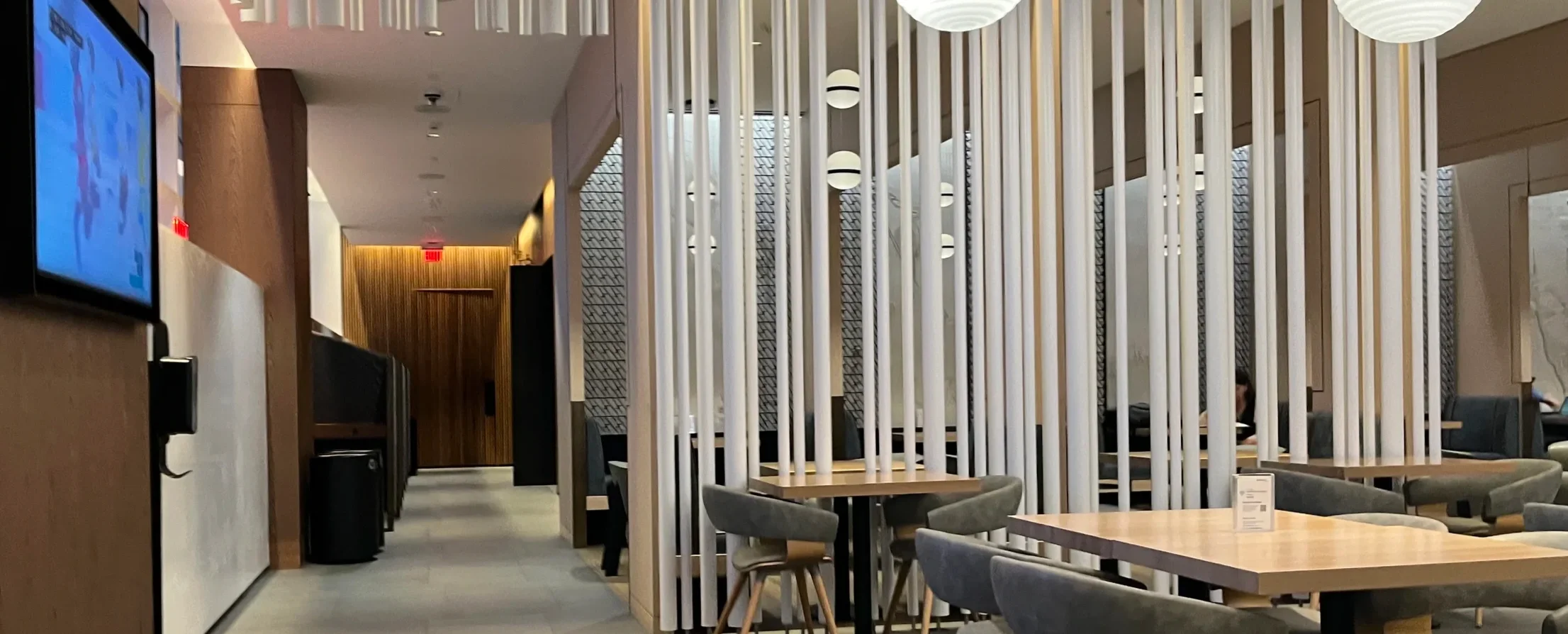 Airport Lounge - Amex Platinum vs Chase Sapphire Reserve 2026