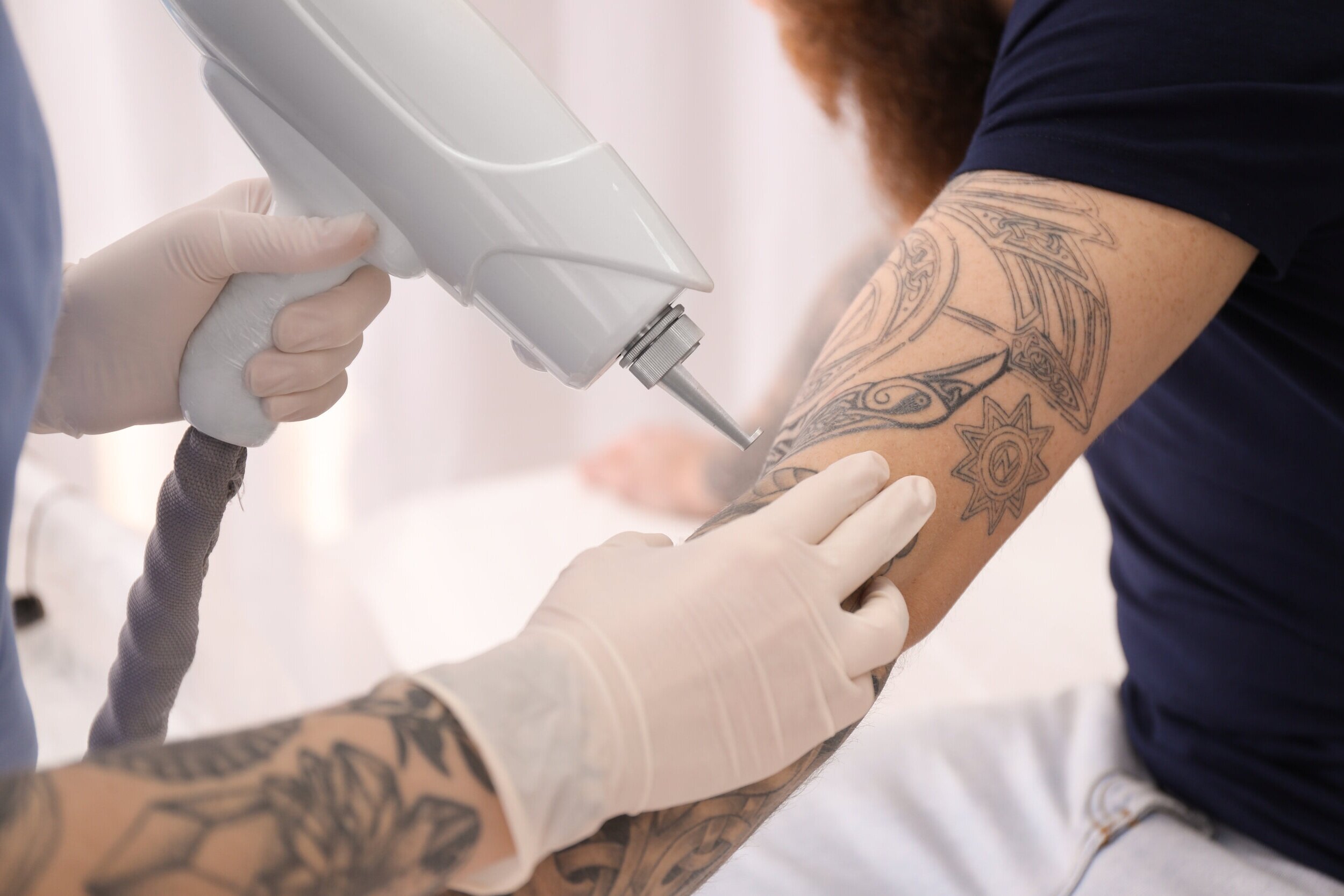 How much is the salary of a cosmetic tattoo sprayer? Update
