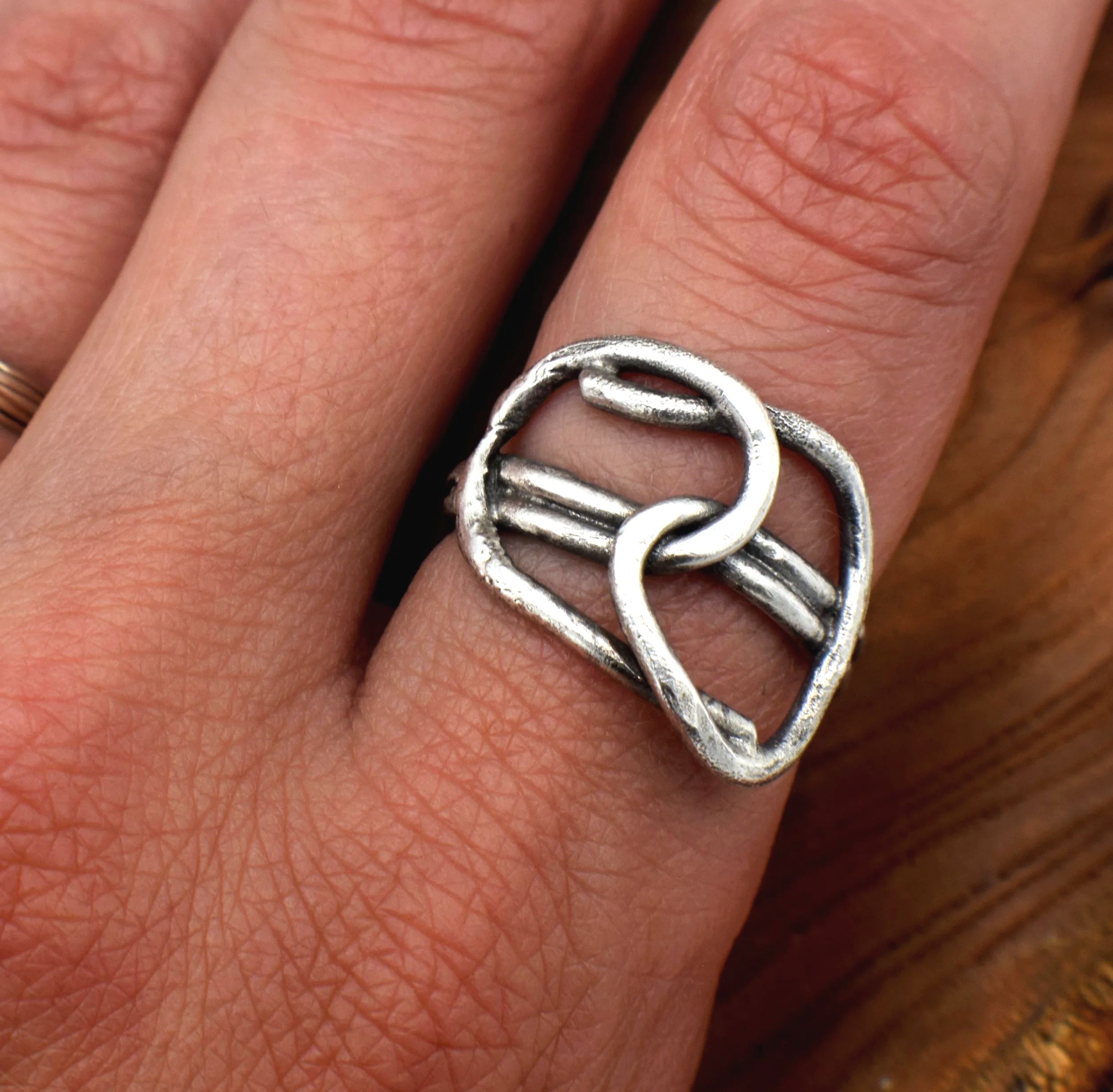 Twisted_ring_silver.png