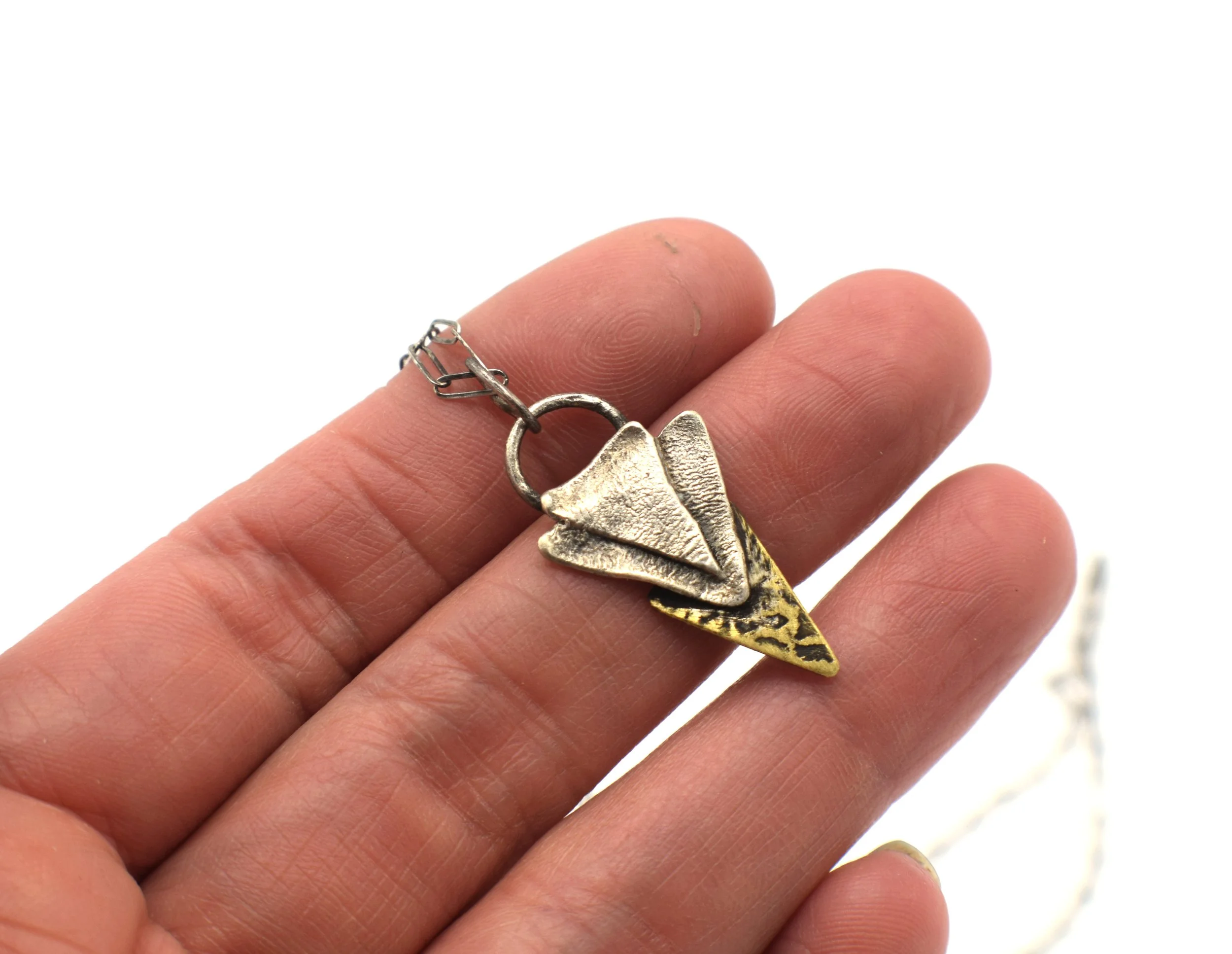 triangle_simple_necklace2.JPG