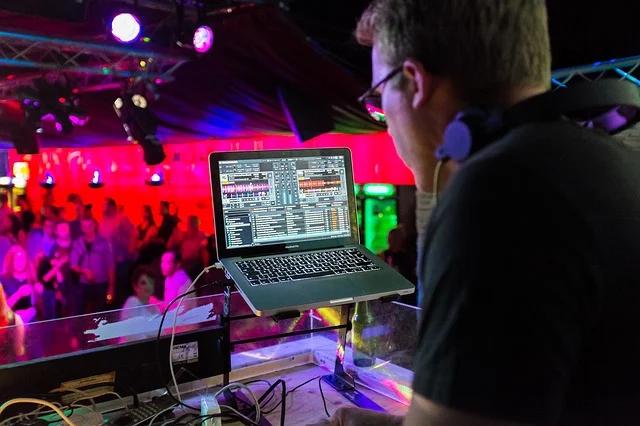 dj-2089814_640.jpg