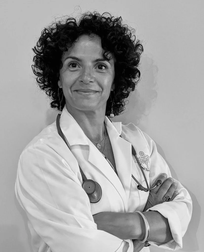 Integrative woman holistic doctor in Chinese medicine,  bicultural French-American, with decades of experience, wise, educated, worldly, non-judgmental, pretty, charming, and kind.