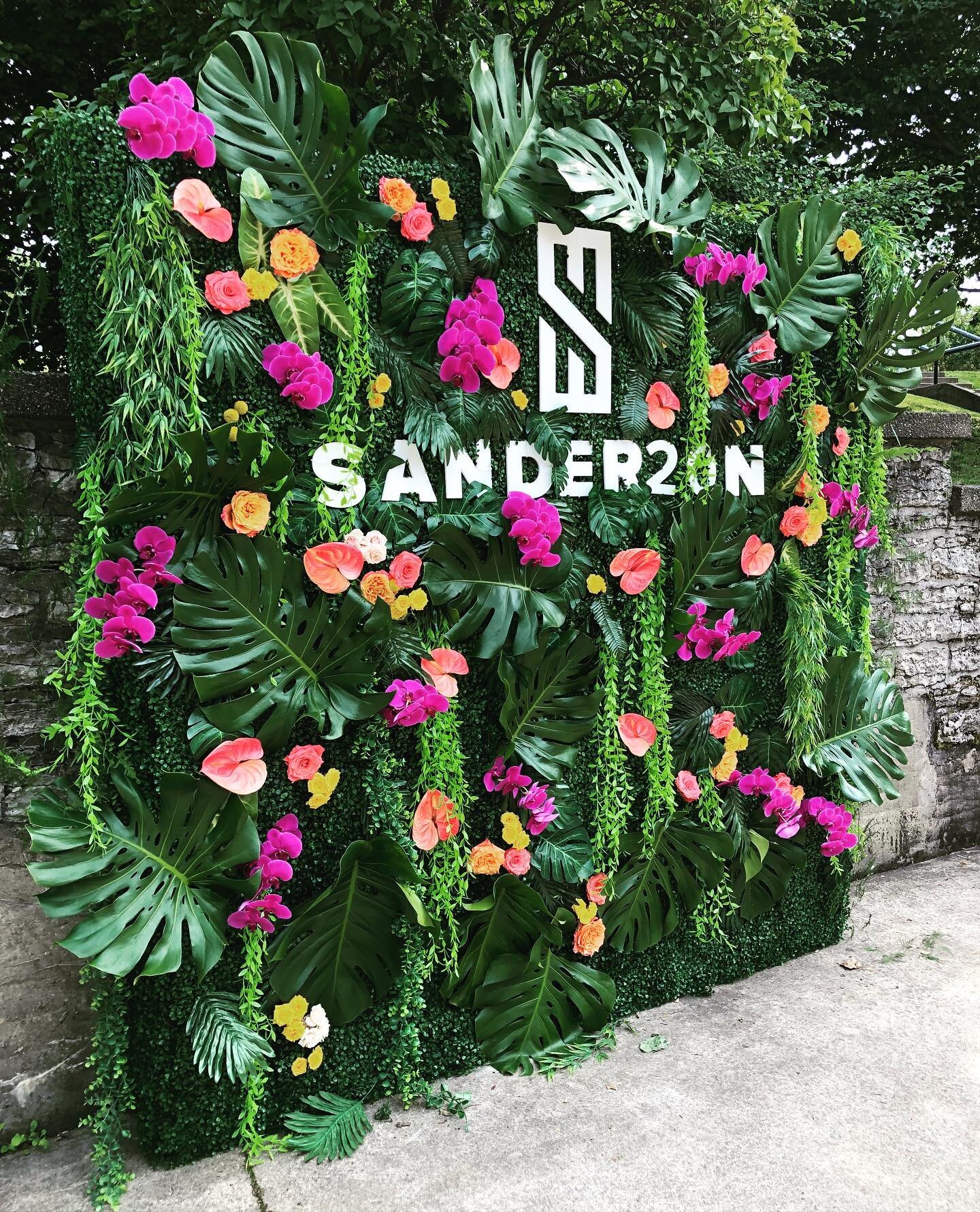 Celebrating Sanderson Wealth Management&rsquo;s 20th anniversary with a custom live wall! Boxwood and faux florals by us and @williams_florist added the perfect touch of gorgeous exotic florals shipped in from Miami! 🌿

Vision brought to life by @so