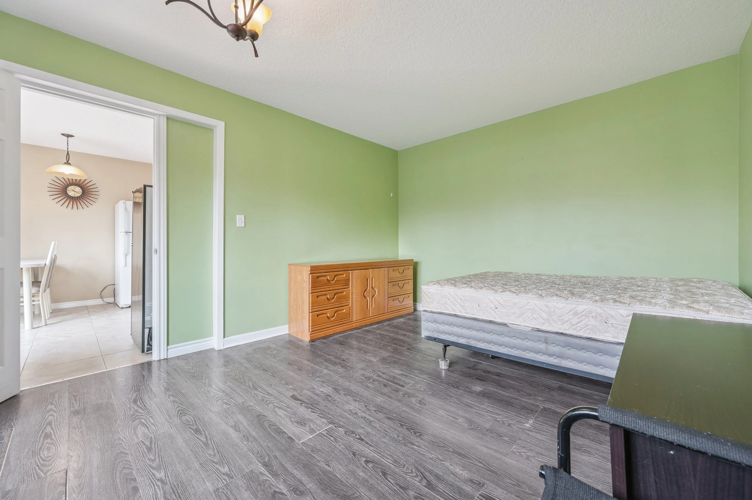 14-University Ave E 014.jpg
