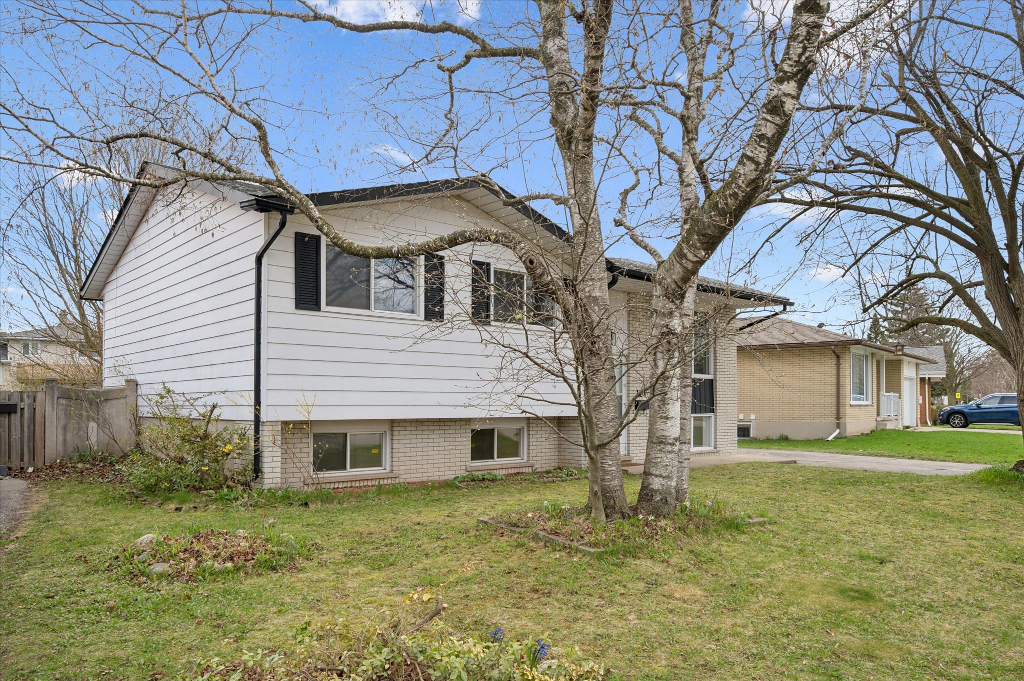 02-Montcalm Dr 002.jpg