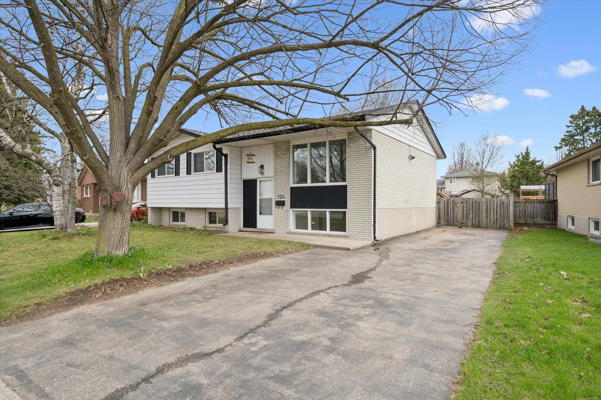 03-Montcalm Dr 003.jpg