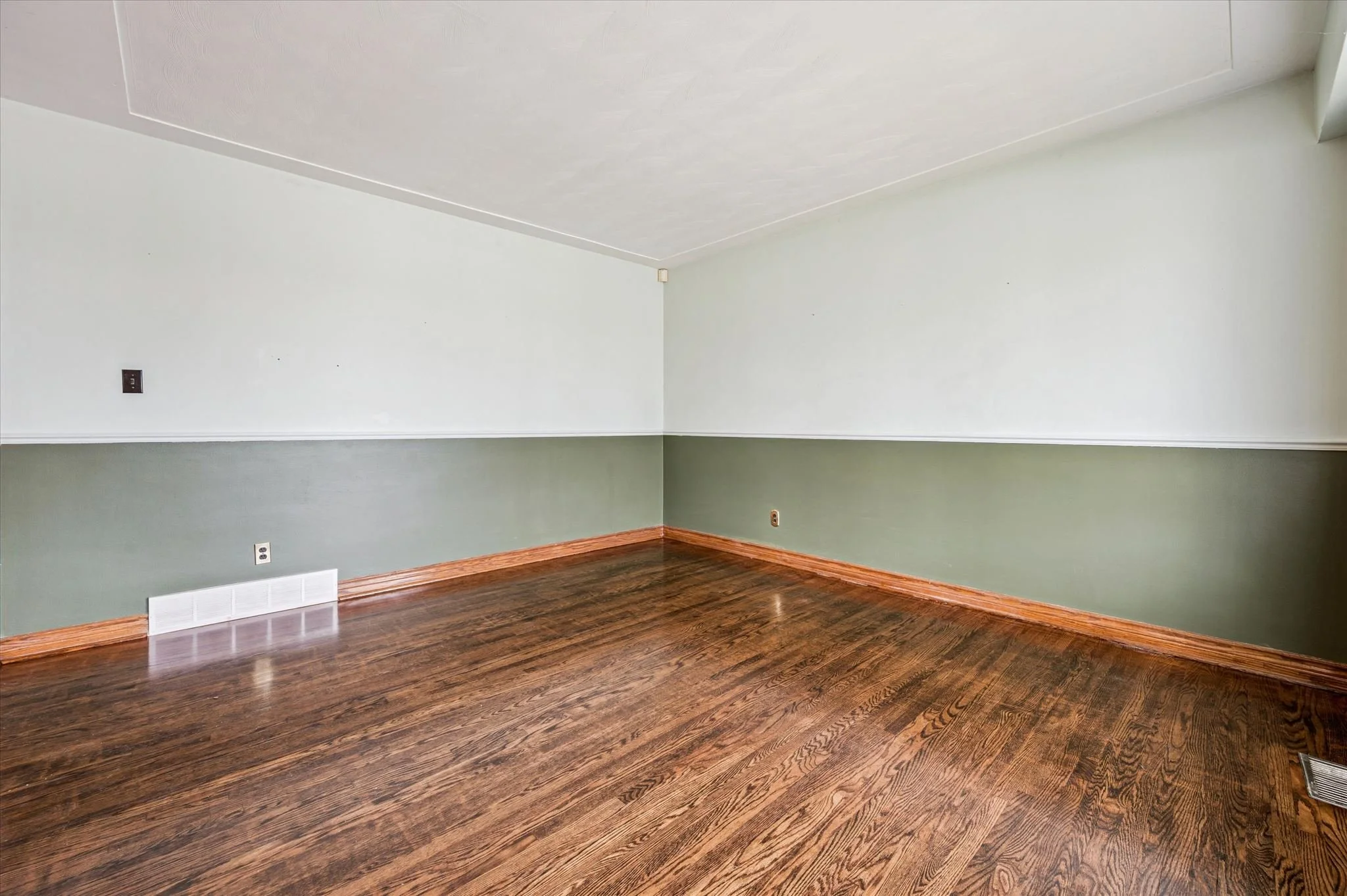 10-Montcalm Dr 010.jpg