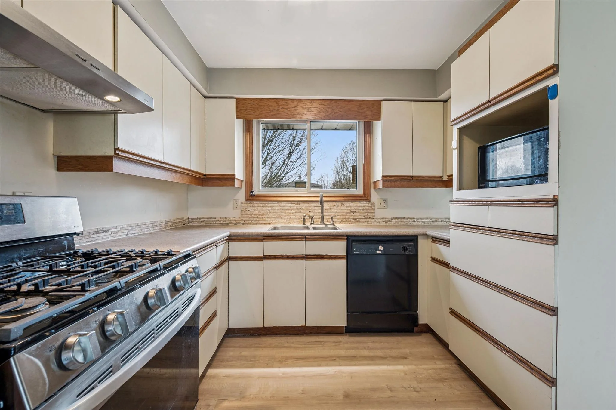 11-Montcalm Dr 011.jpg