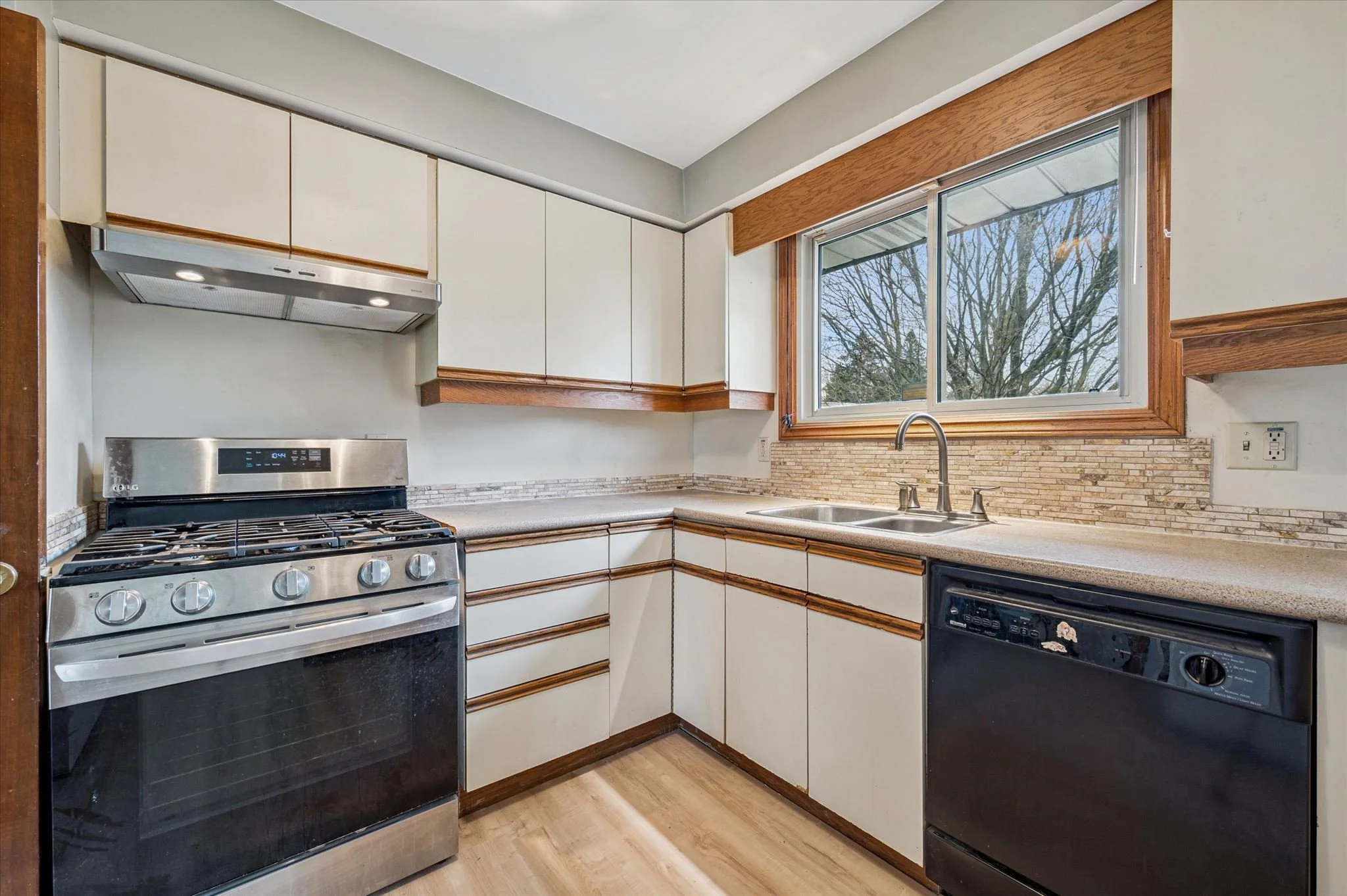 12-Montcalm Dr 012.jpg