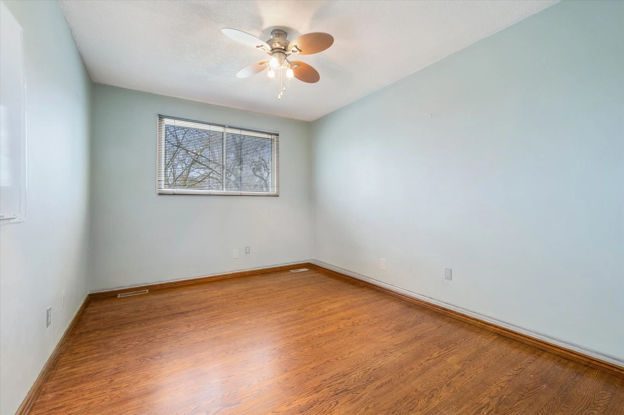 17-Montcalm Dr 017.jpg