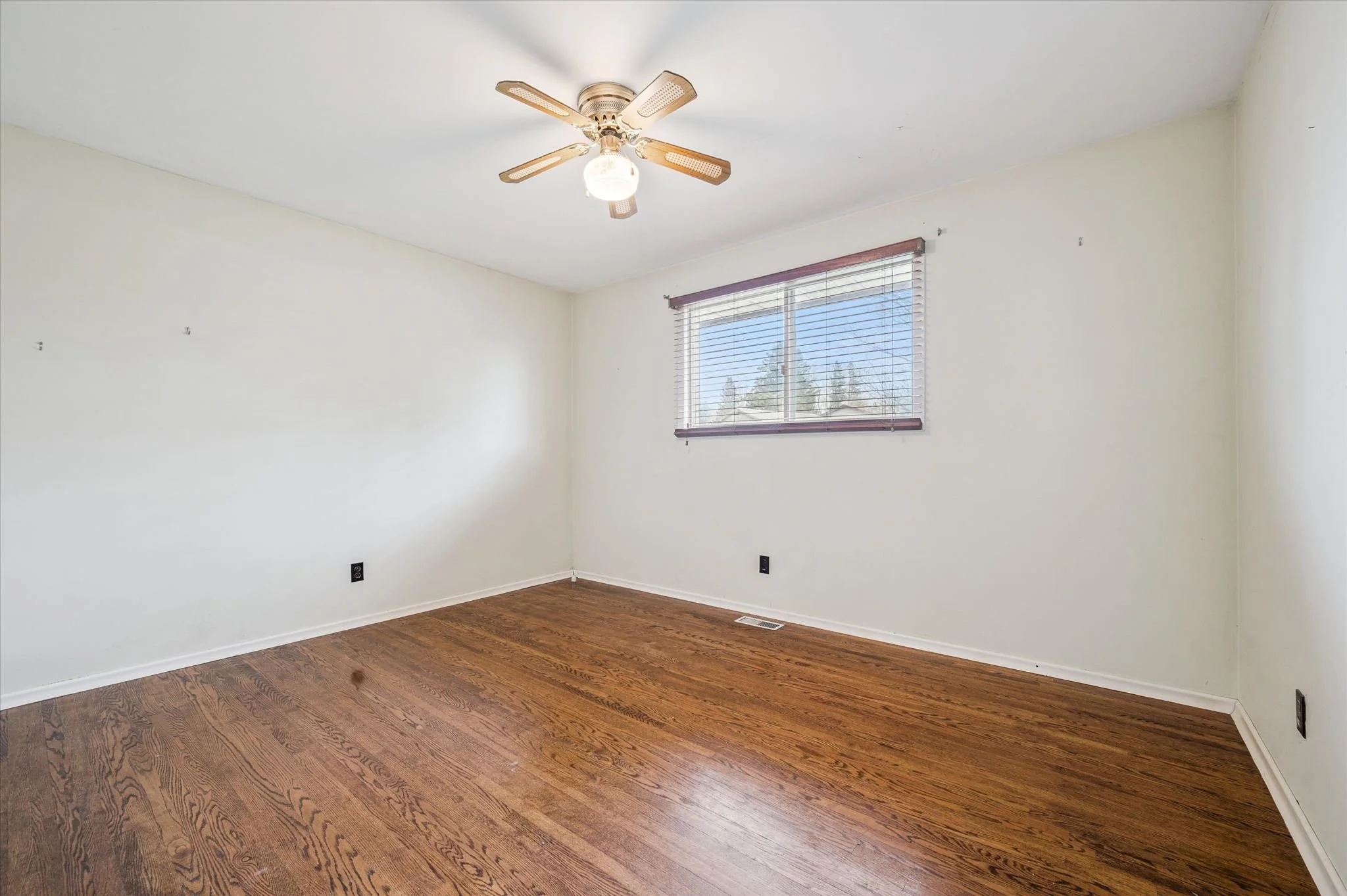 21-Montcalm Dr 021.jpg