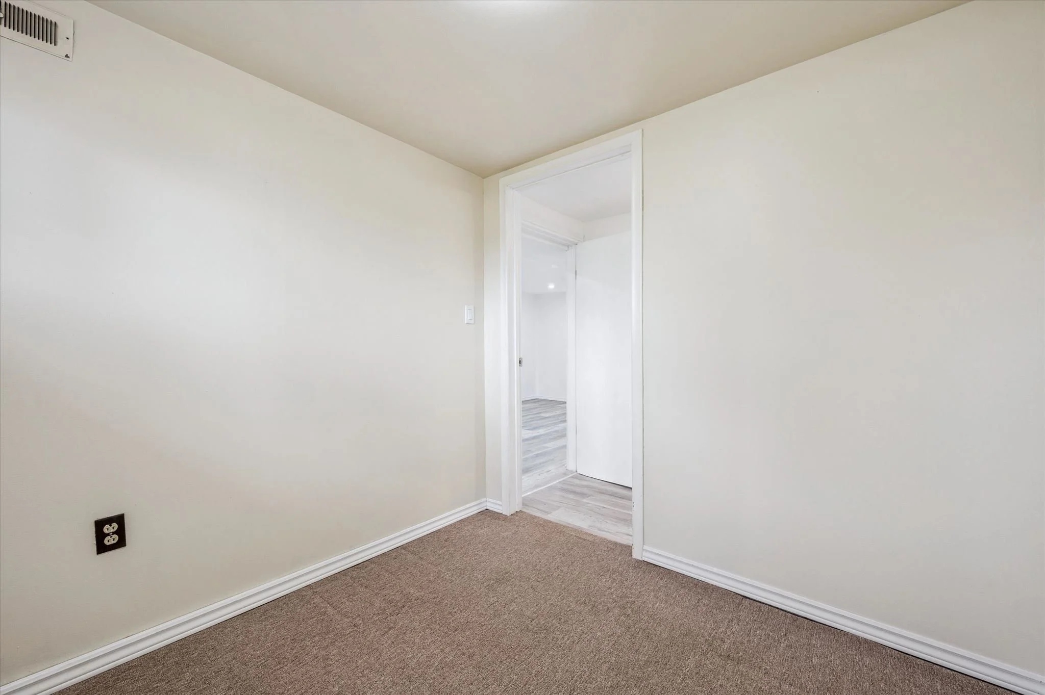 29-Montcalm Dr 029.jpg