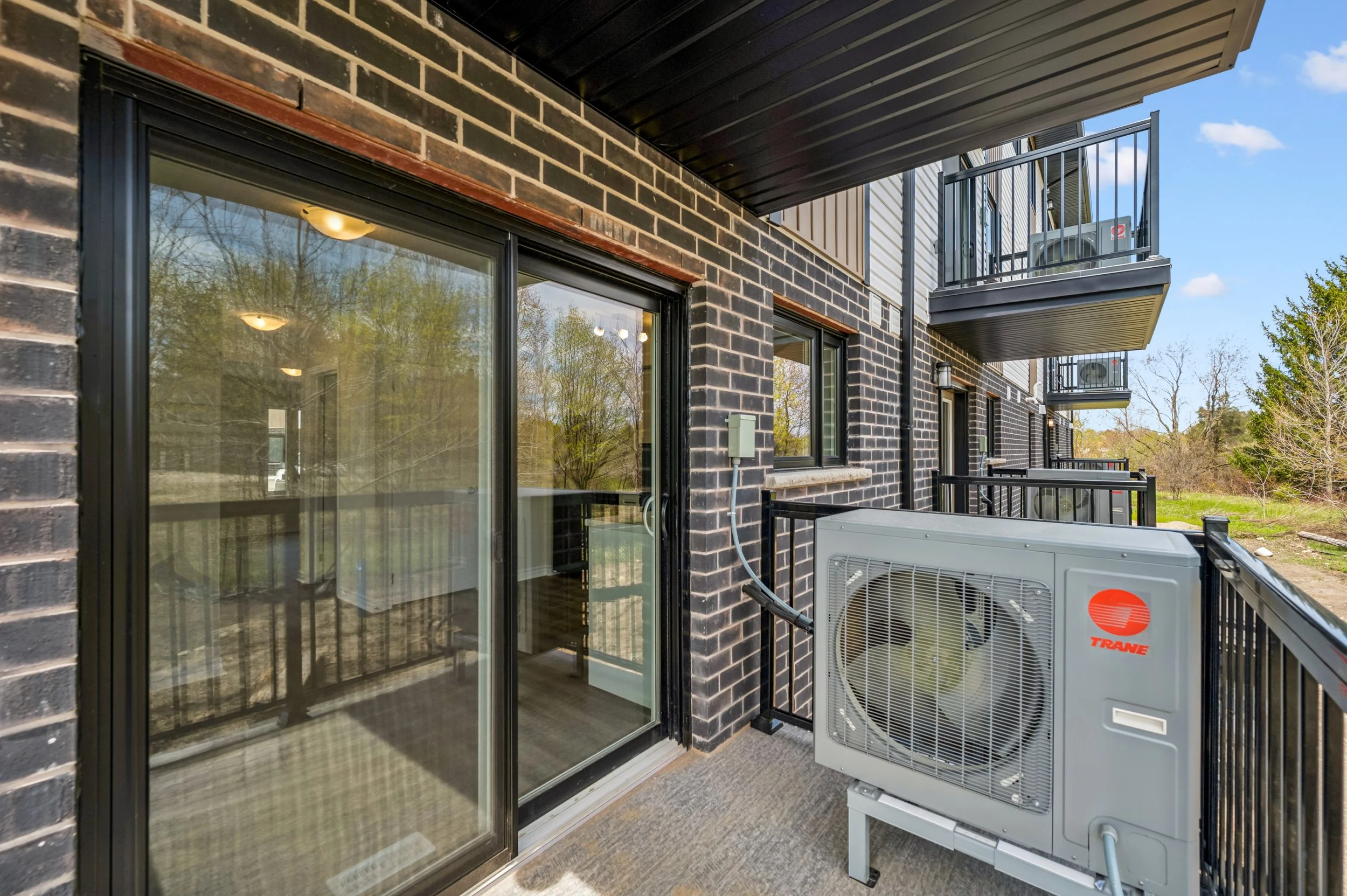10-Garafraxa St W #2 010.jpg