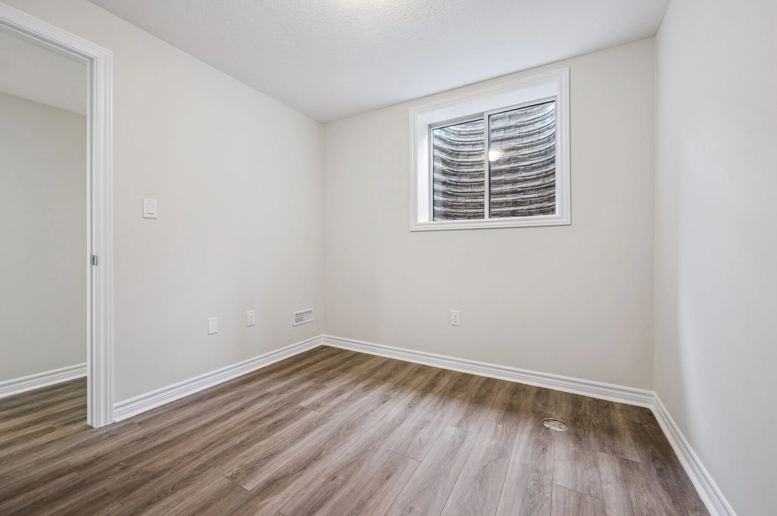 17-Garafraxa St W #2 017.jpg