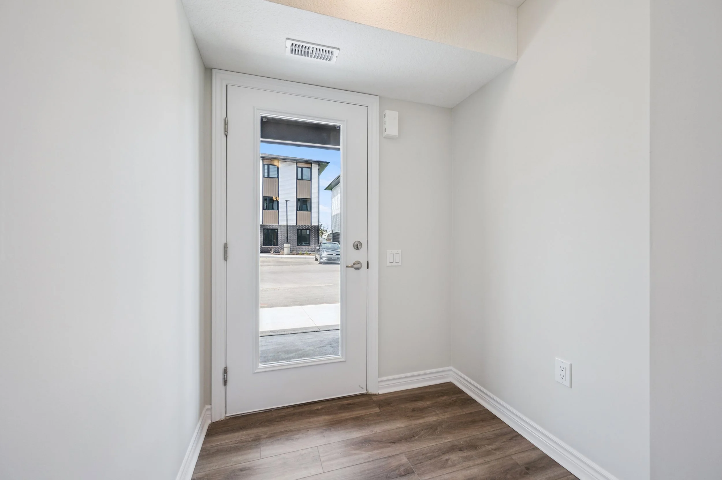 26-Garafraxa St W #2 026.jpg