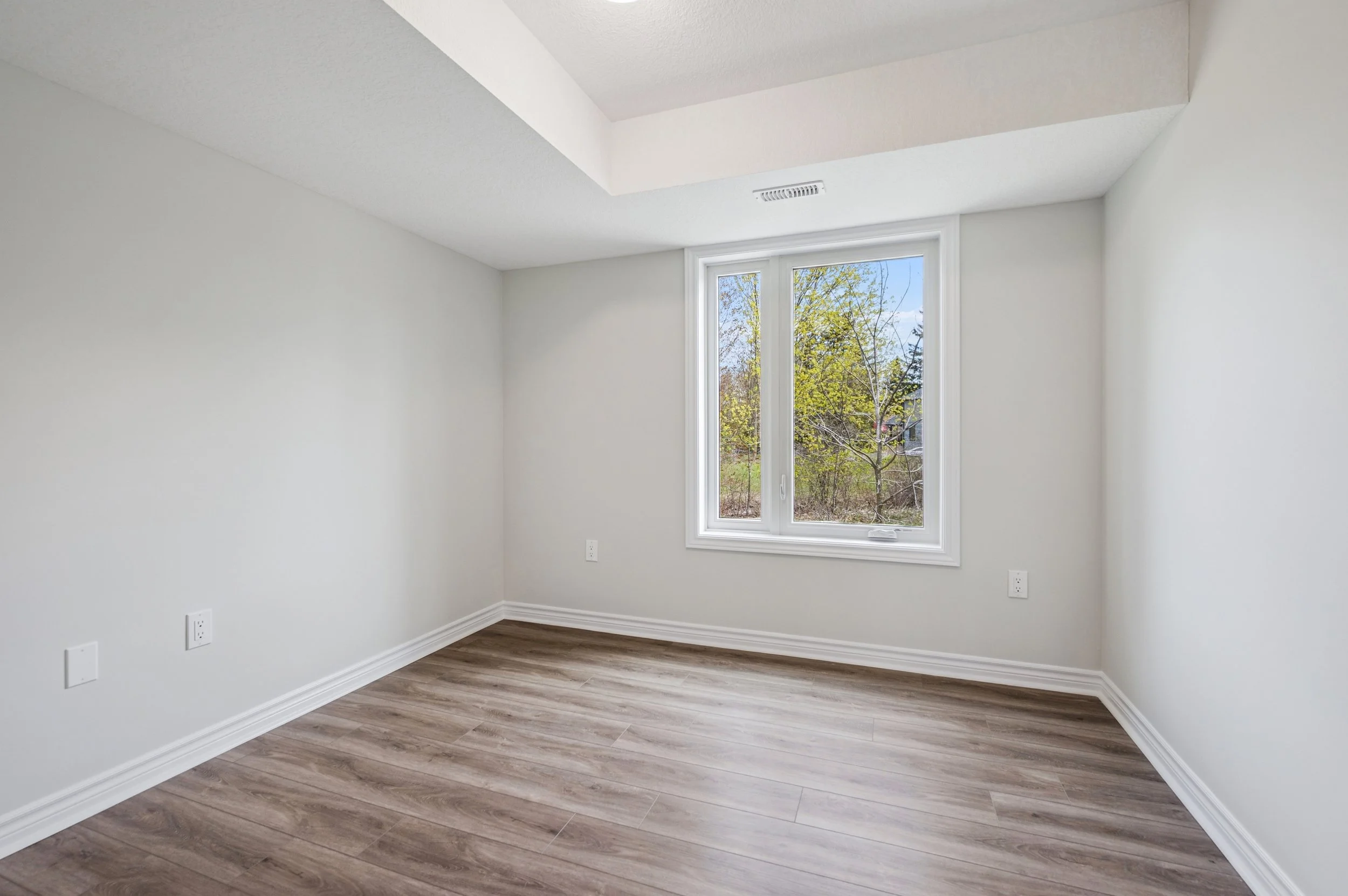 40-Garafraxa St W #2 040.jpg