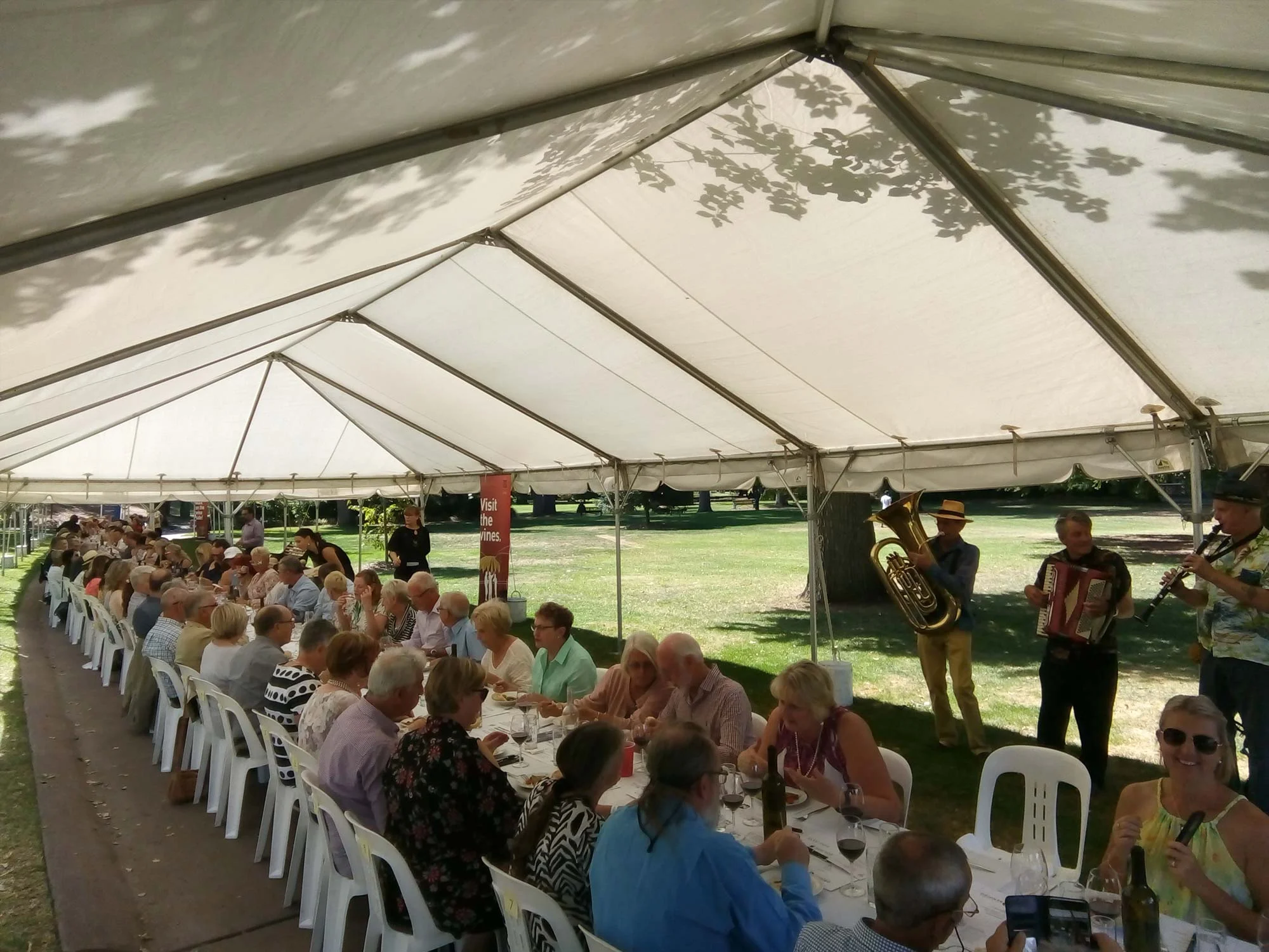 bendigo-winegrowers_blog_longest-lunch-raising-money.jpg