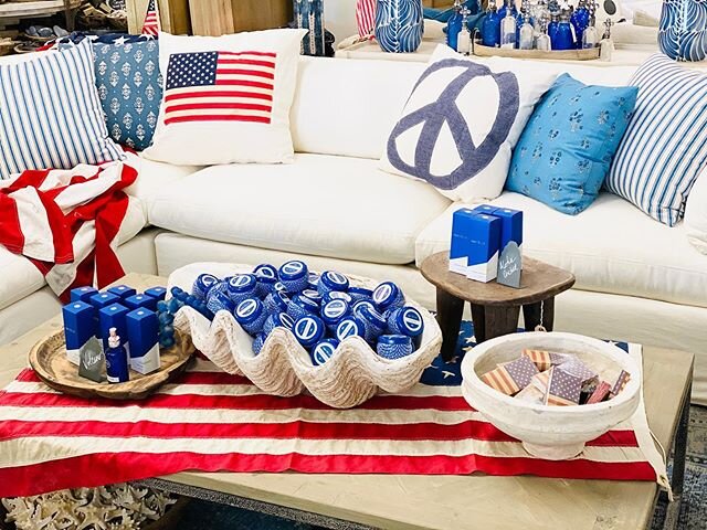 A view of our front sofa, flag and peace sign pillow made by Monica from a vintage flag and fabric. Other pillows newly made from designer fabrics just to have on the sofas for a few weeks only. May be purchased, dm for prices. 🇺🇸
.
.
.
#peace #ame