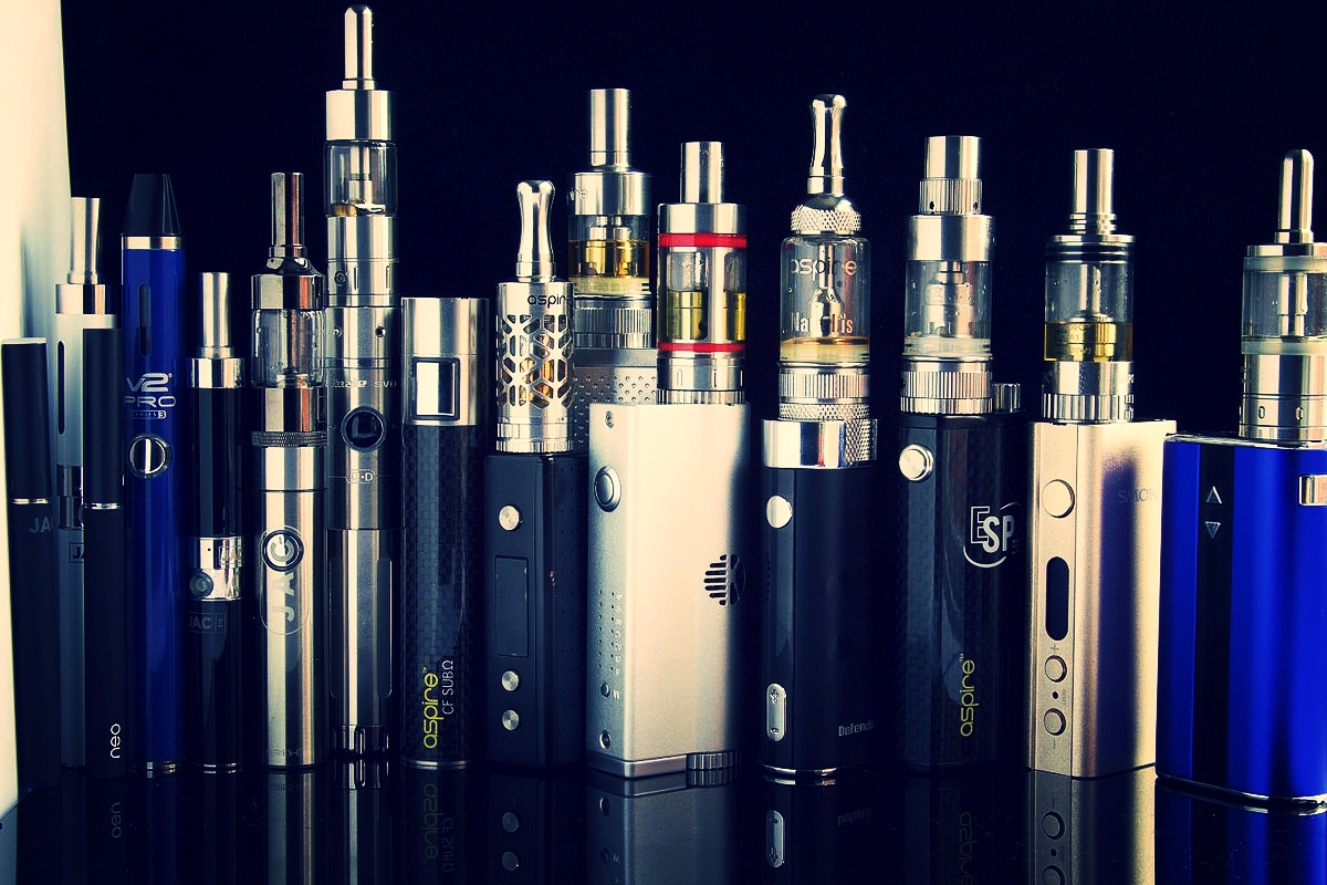 E_Cigarettes,_Ego,_Vaporizers_and_Box_Mods_(17679064871).jpg