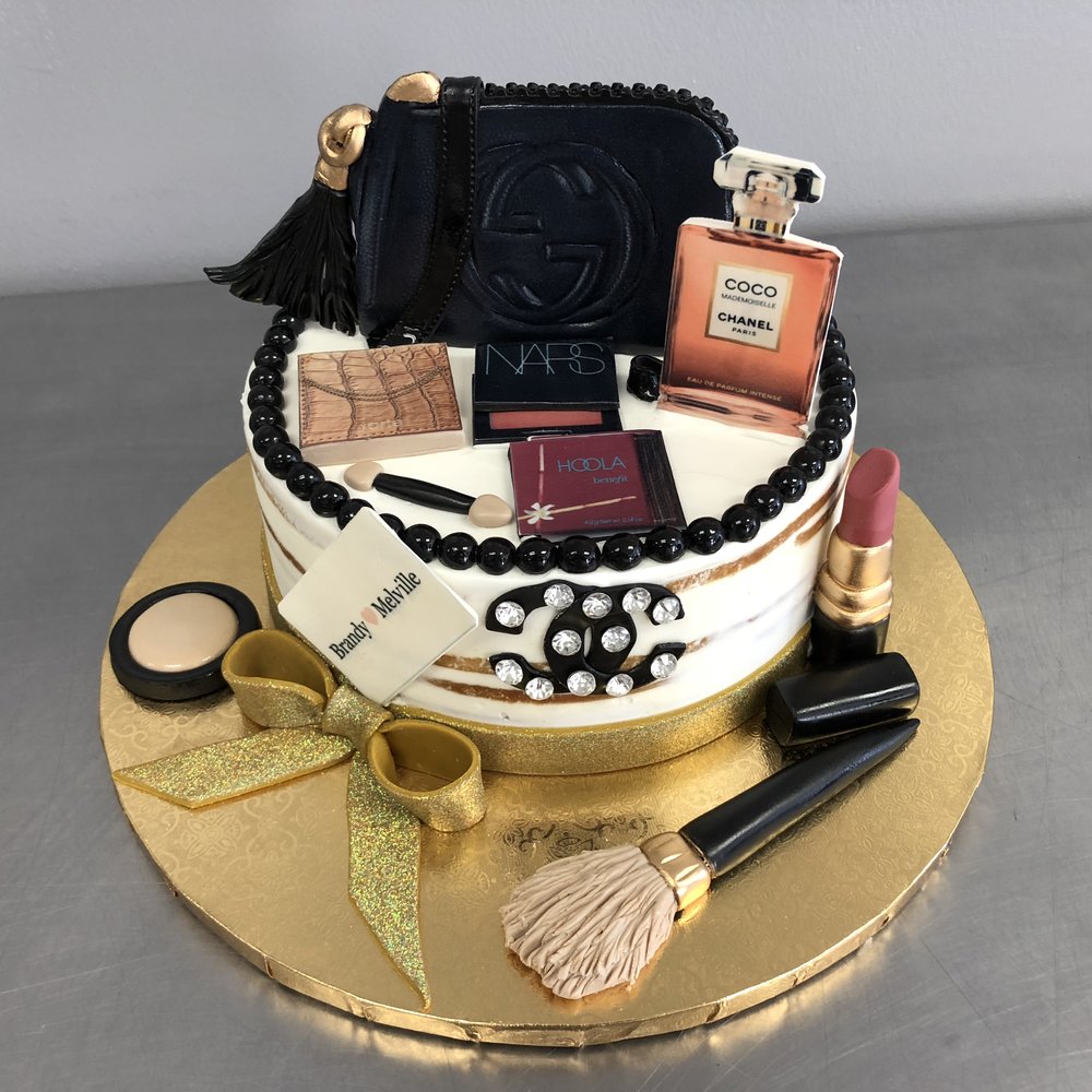 Daggry klinke job Coco Chanel Birthday Cake — Skazka Cakes