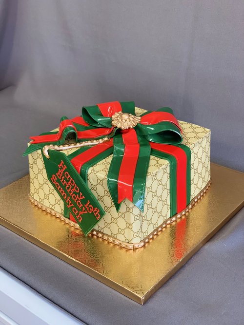 The perfect birthday gift for him . 🎁 ✨ Gucci cake 🖤❤️🤍💚 #birthday