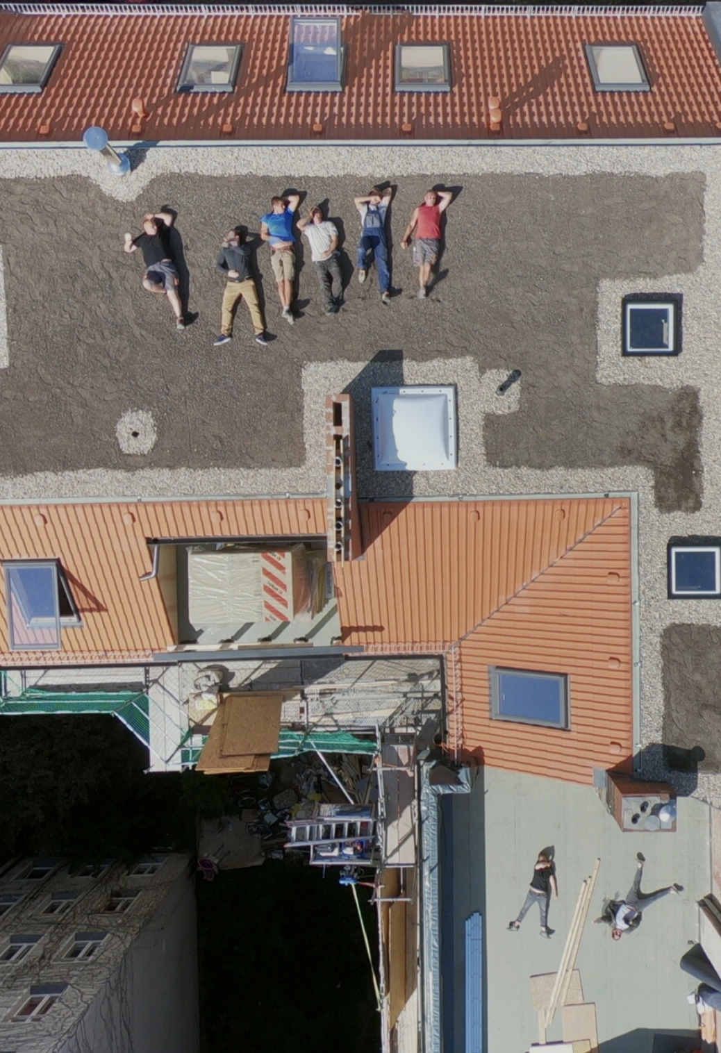 “At some point the old roof has to go.“ This was an amazing project. 125 SQM interior space and in total 60 SQM of terraces. Total building time: 8 months.