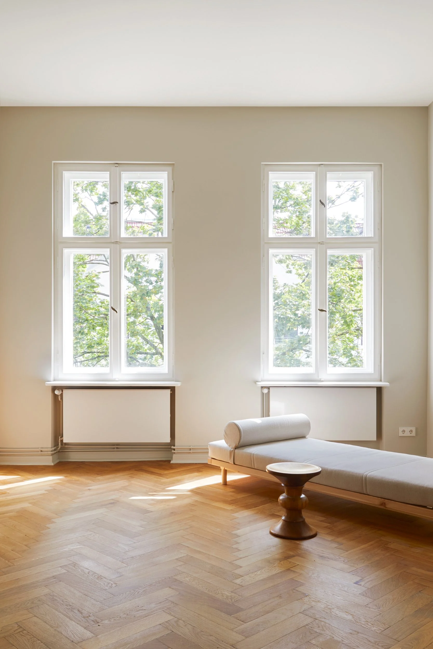 In Charlottenburg, a 156 m² home where herringbone floors and classic details meet gentle, contemporary simplicity.