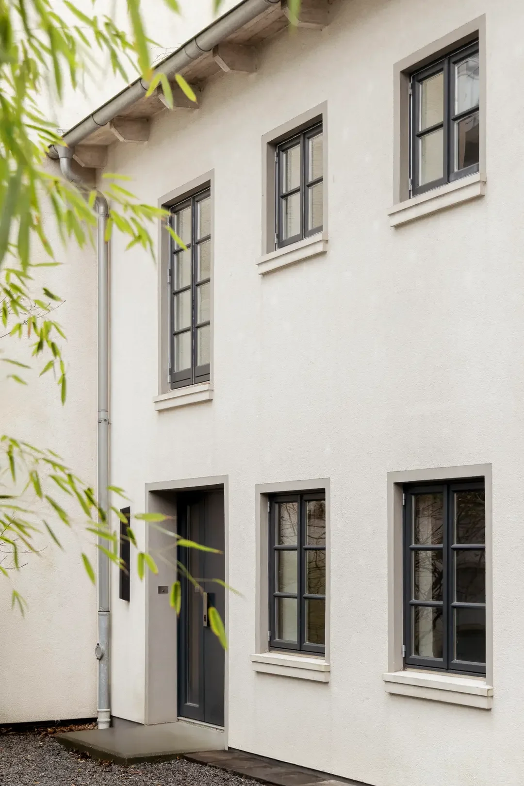 A beautiful Pearl in Hamburg Ottensen.  Photography: Jacques Nguyen / Kozy Studio Berlin Interior: Thanks to LUV and thanks to MATTER of COURSE for exhibiting their beautiful Objects.