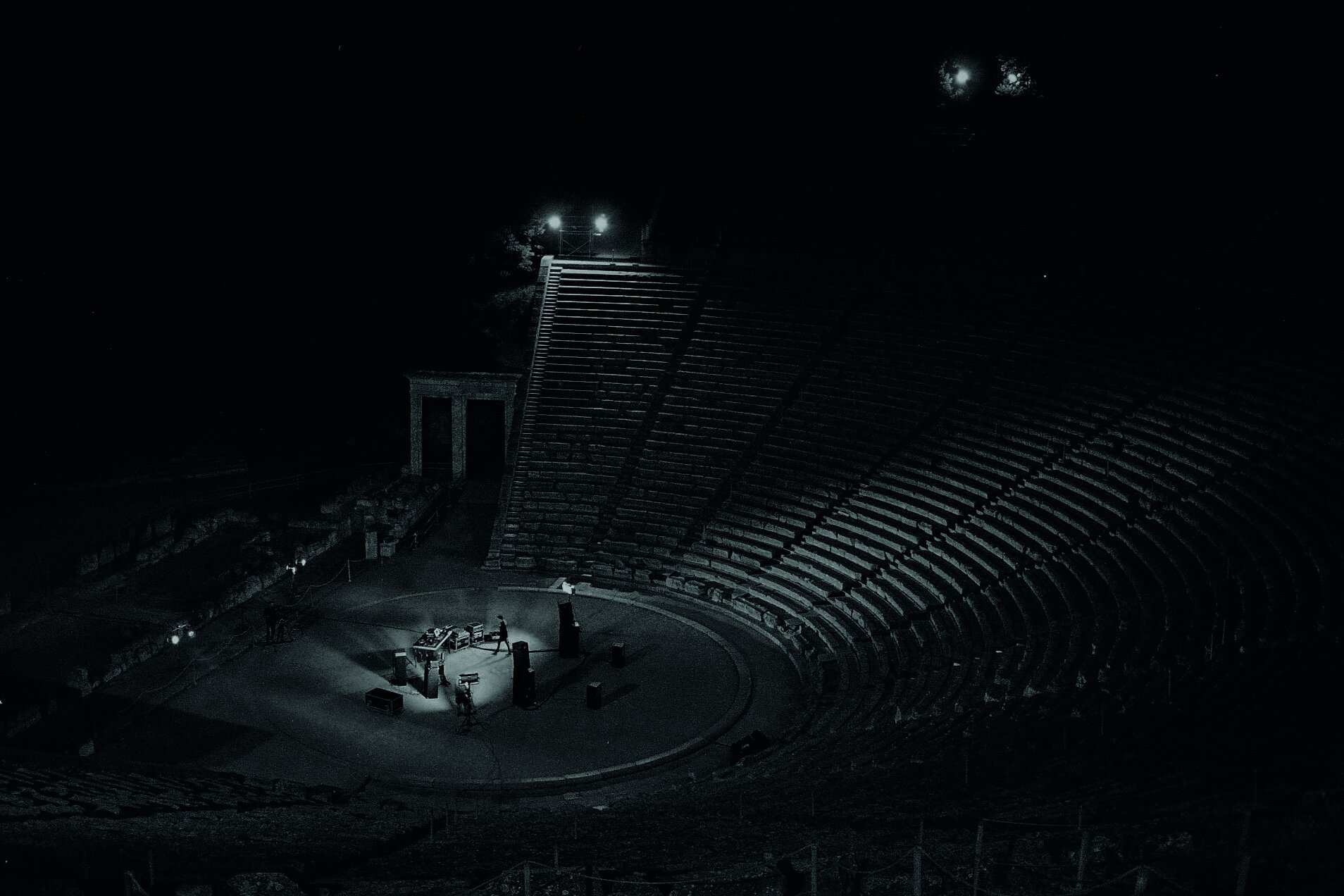 | REGIS – Let The Night Return |