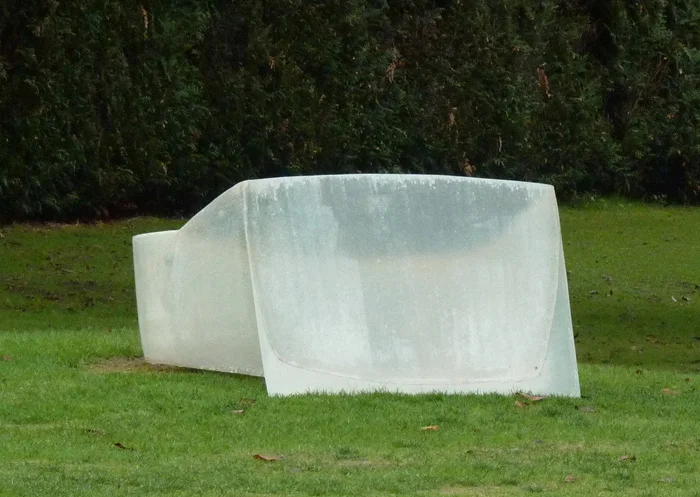 Ecran. 2016 Polyester resin and fiberglass. Dimensions: 60 x 120 x 65 cm
