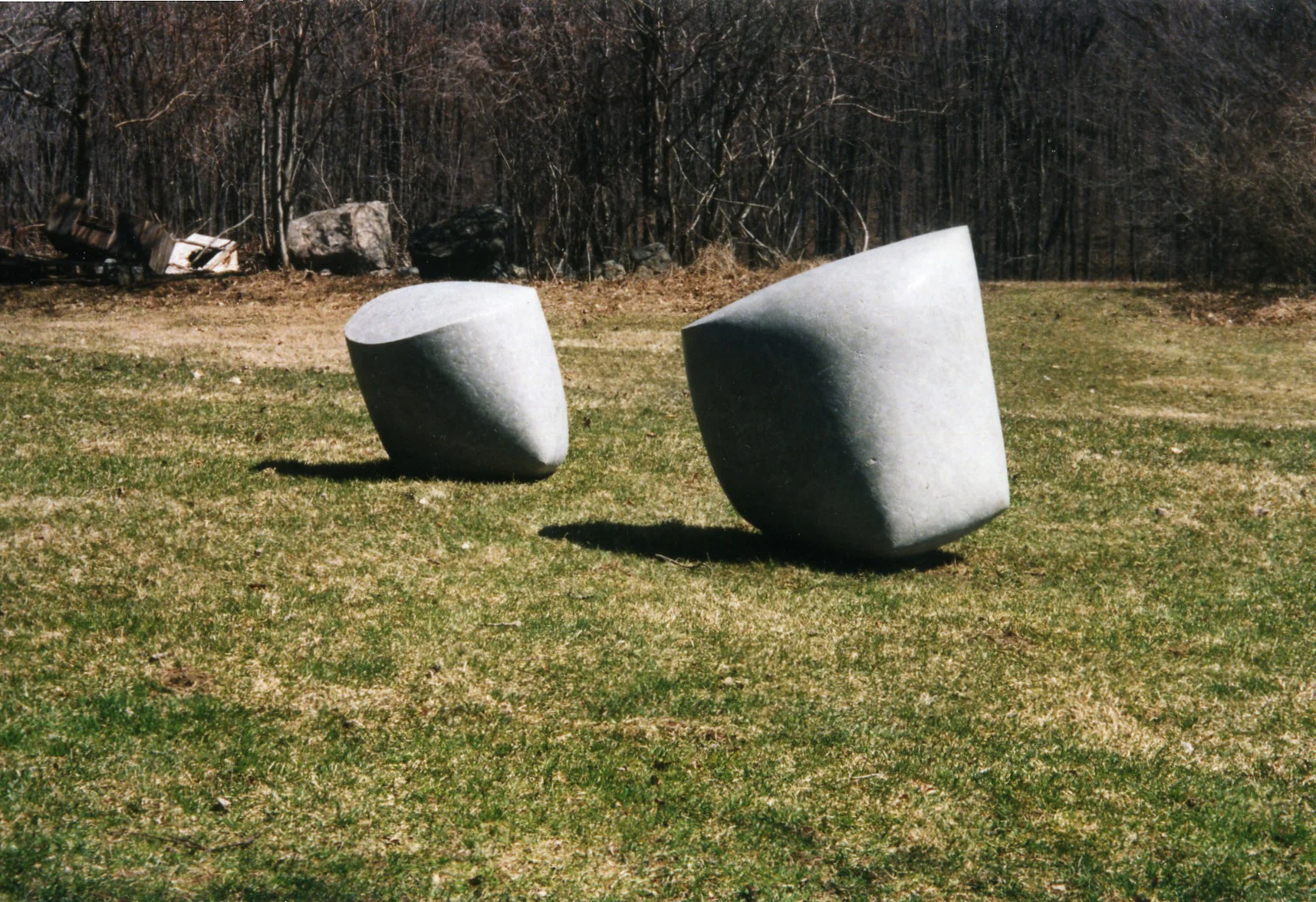 Cement . 1998. Deux éléments. Dimensions: 90 x 100 x 70 cm & 70 x 70 x 80 cm