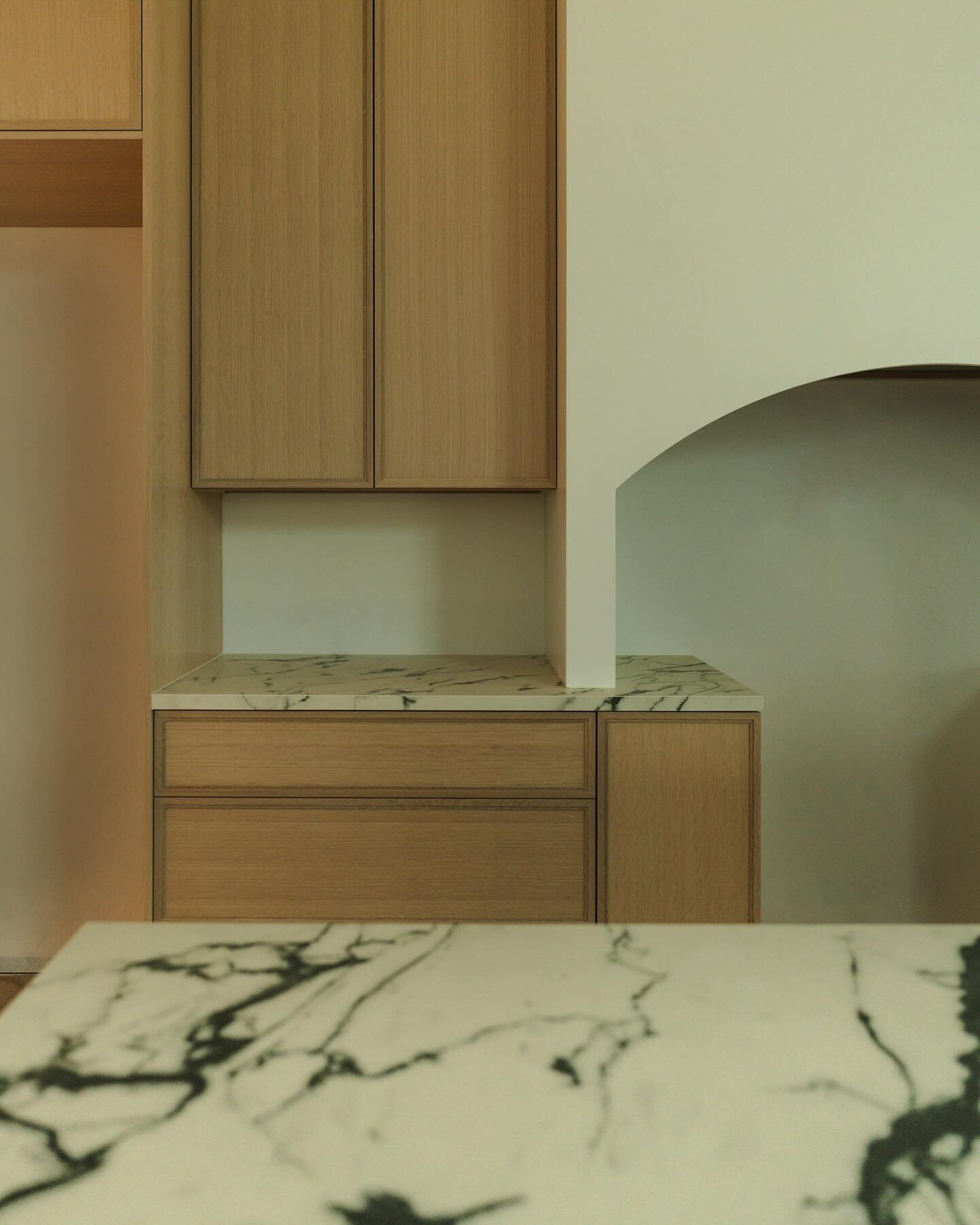 Loving these kitchen design details from the talented @shalmaikeim on our Geneva home build.